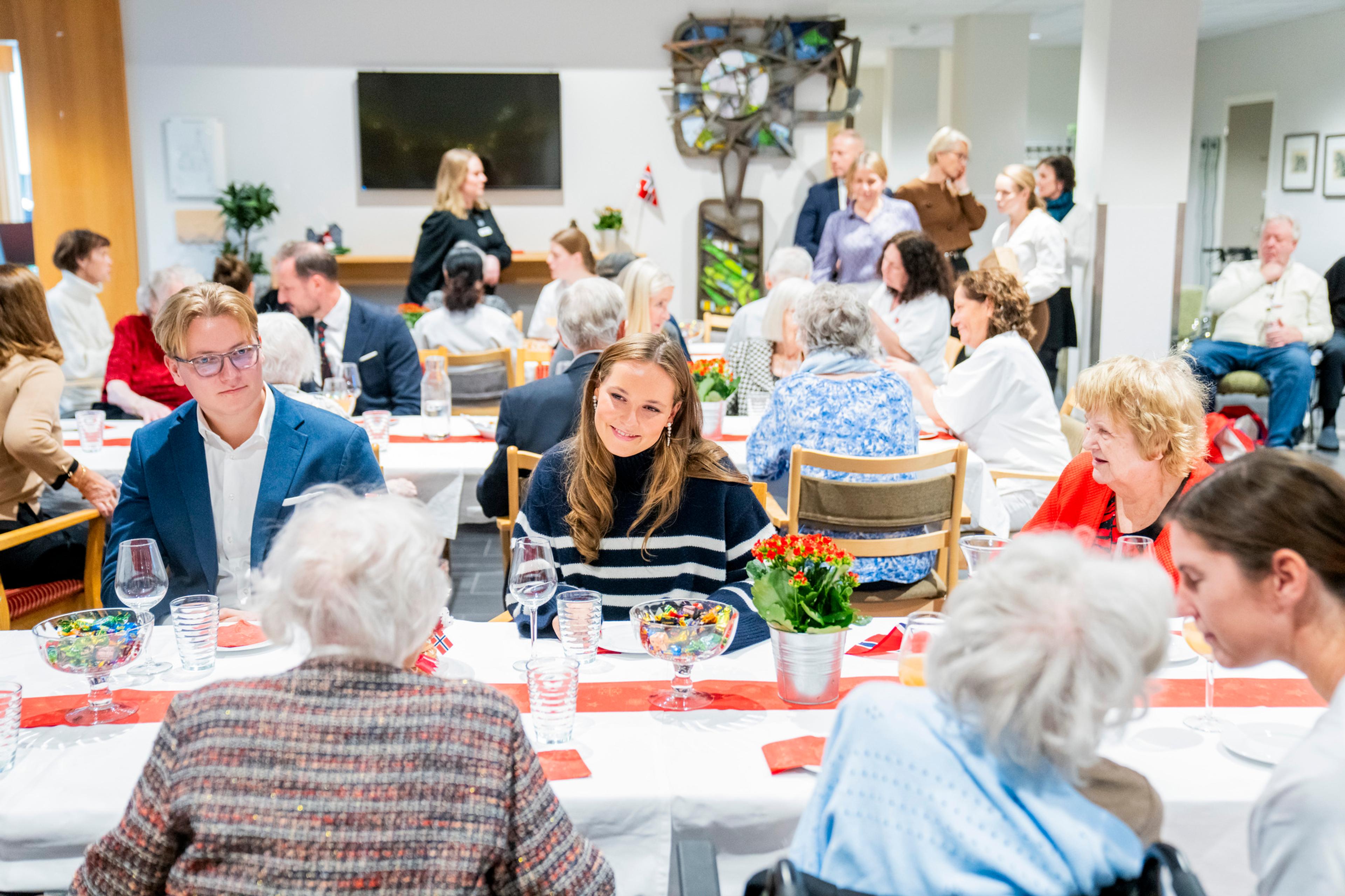 Prins Sverre Magnus og Prinsesse Ingrid Alexandra i samtale med beboere på hjemmet.