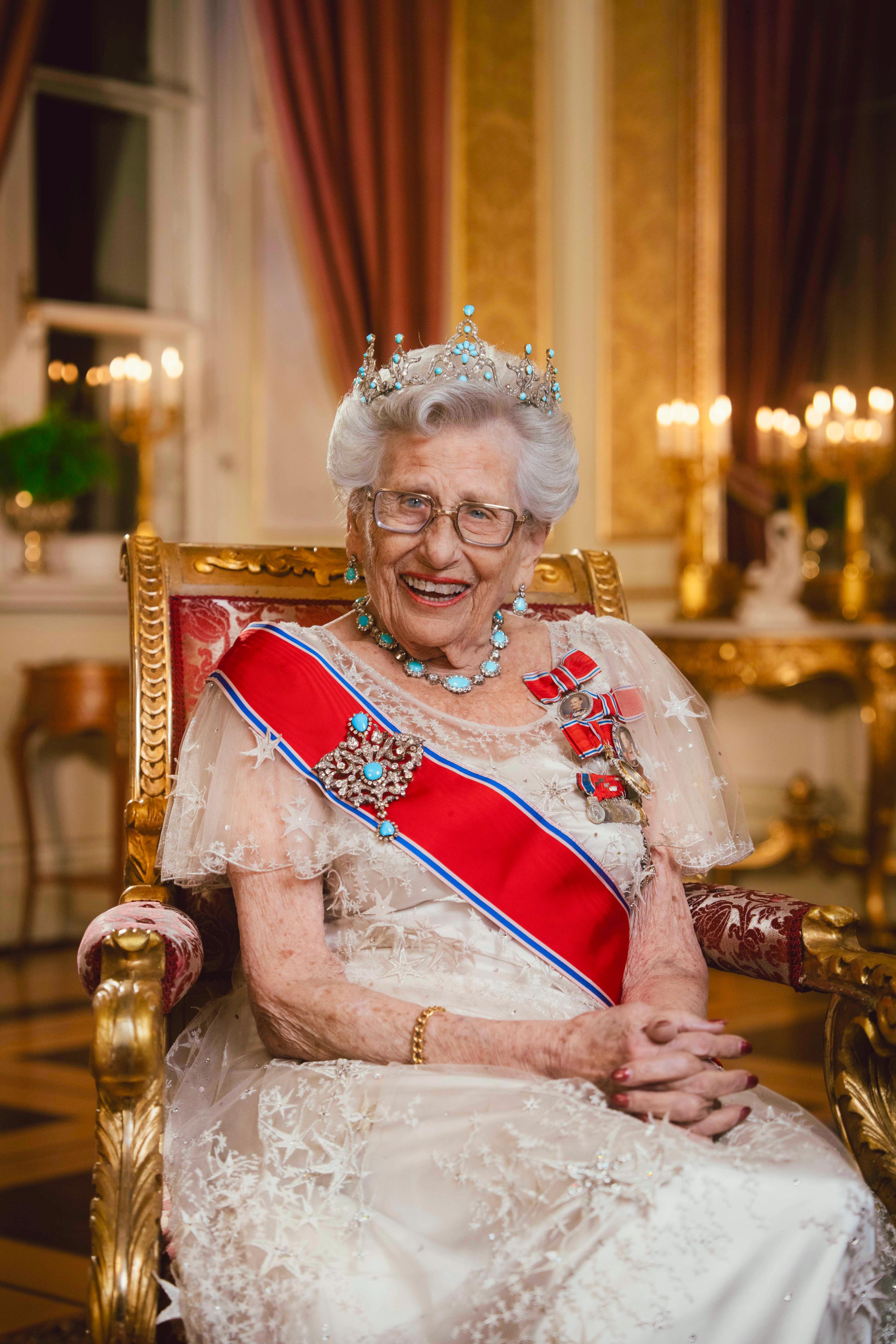 Portrett av Prinsesse Astrid i galla, med tiara, ordensbånd og portrettnåler.