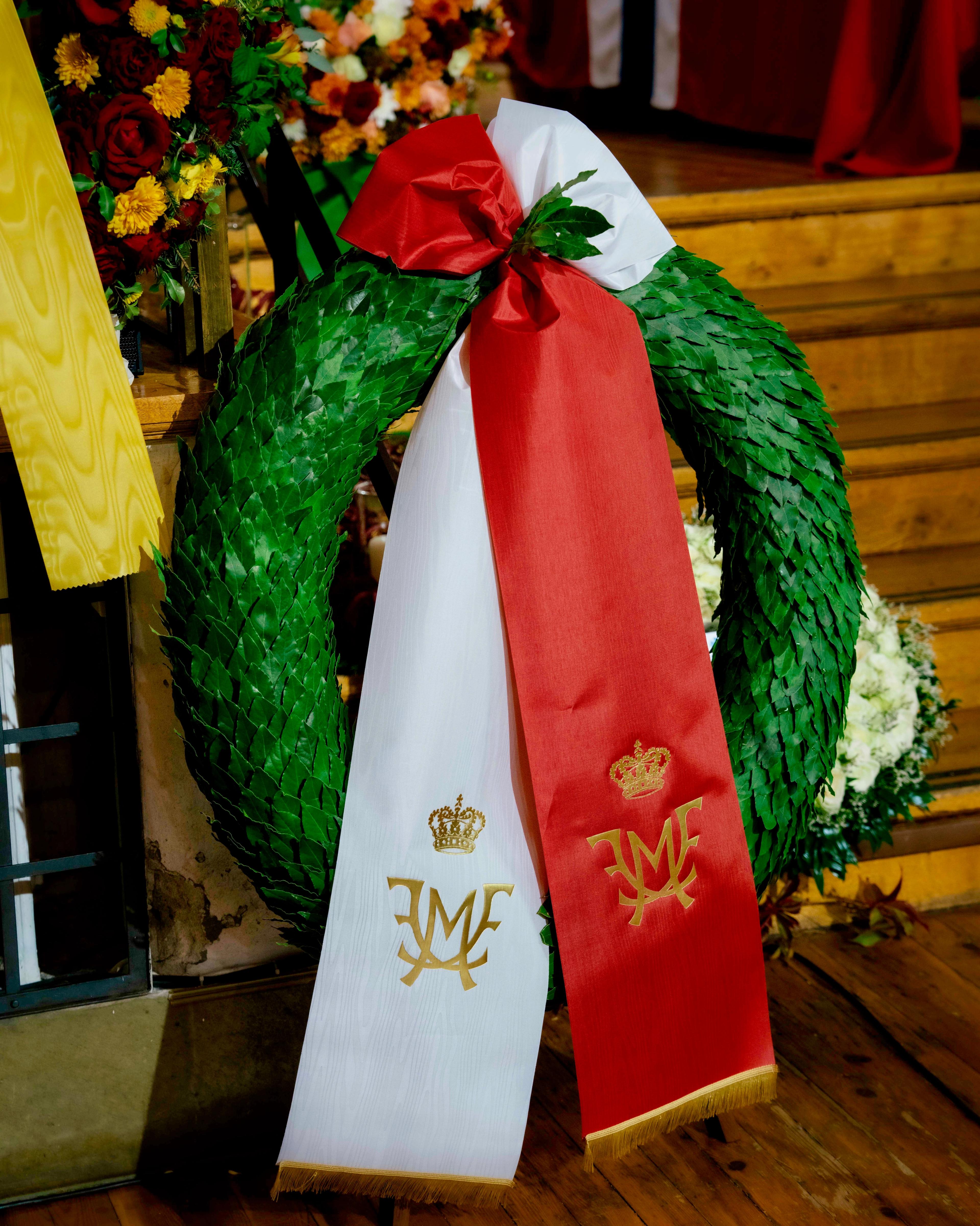 Kransen har bånd med monogrammet til Kong Frederik og Dronning Mary av Danmark.