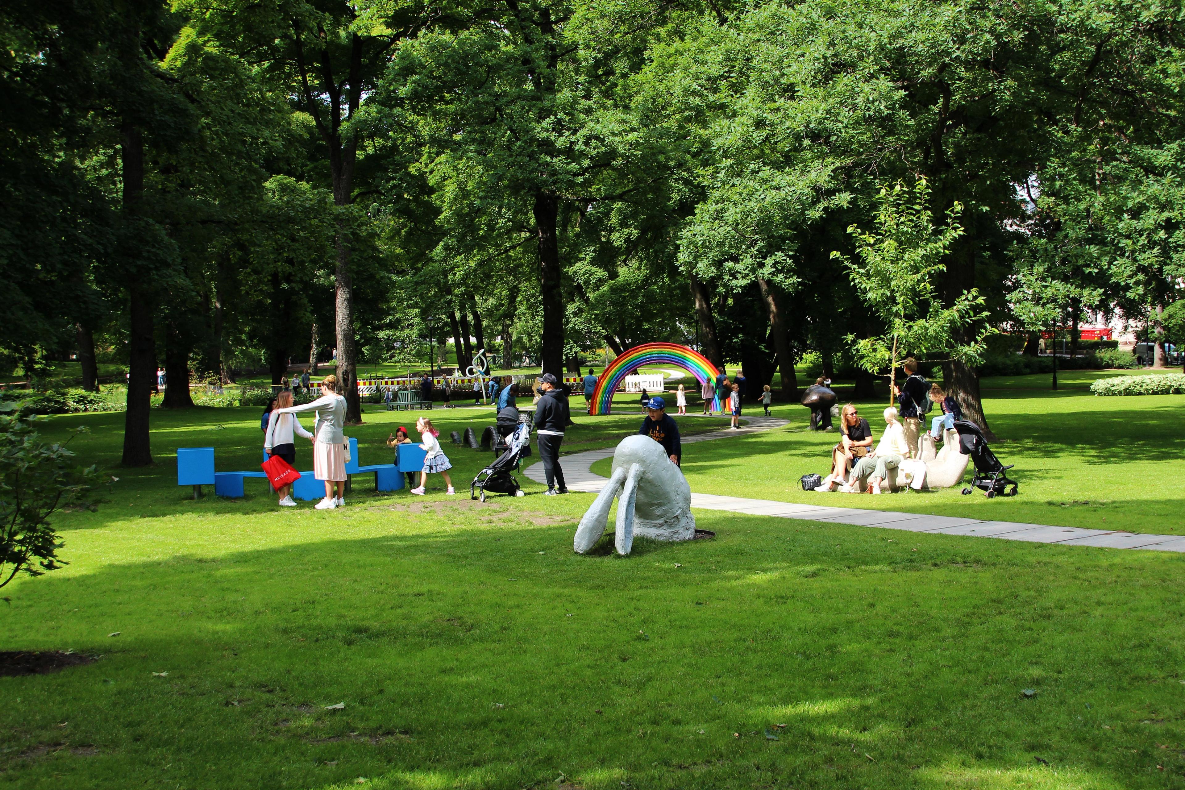 Barn og voksne hygger seg blant skulpturene.