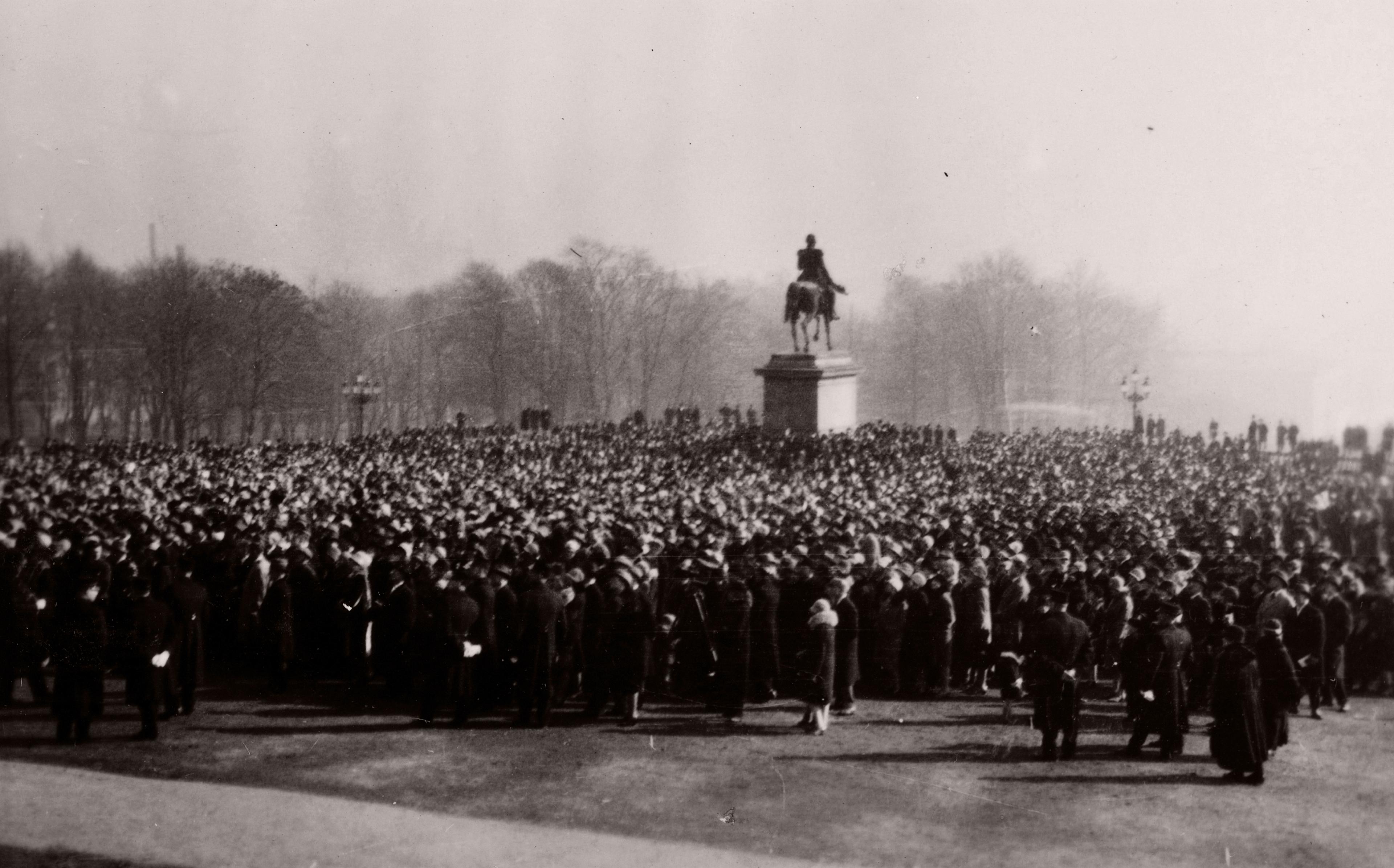 Tett i tett med mennesker samlet på Slottsplassen. Statuen av Carl Johan stikker opp av menneskehavet.