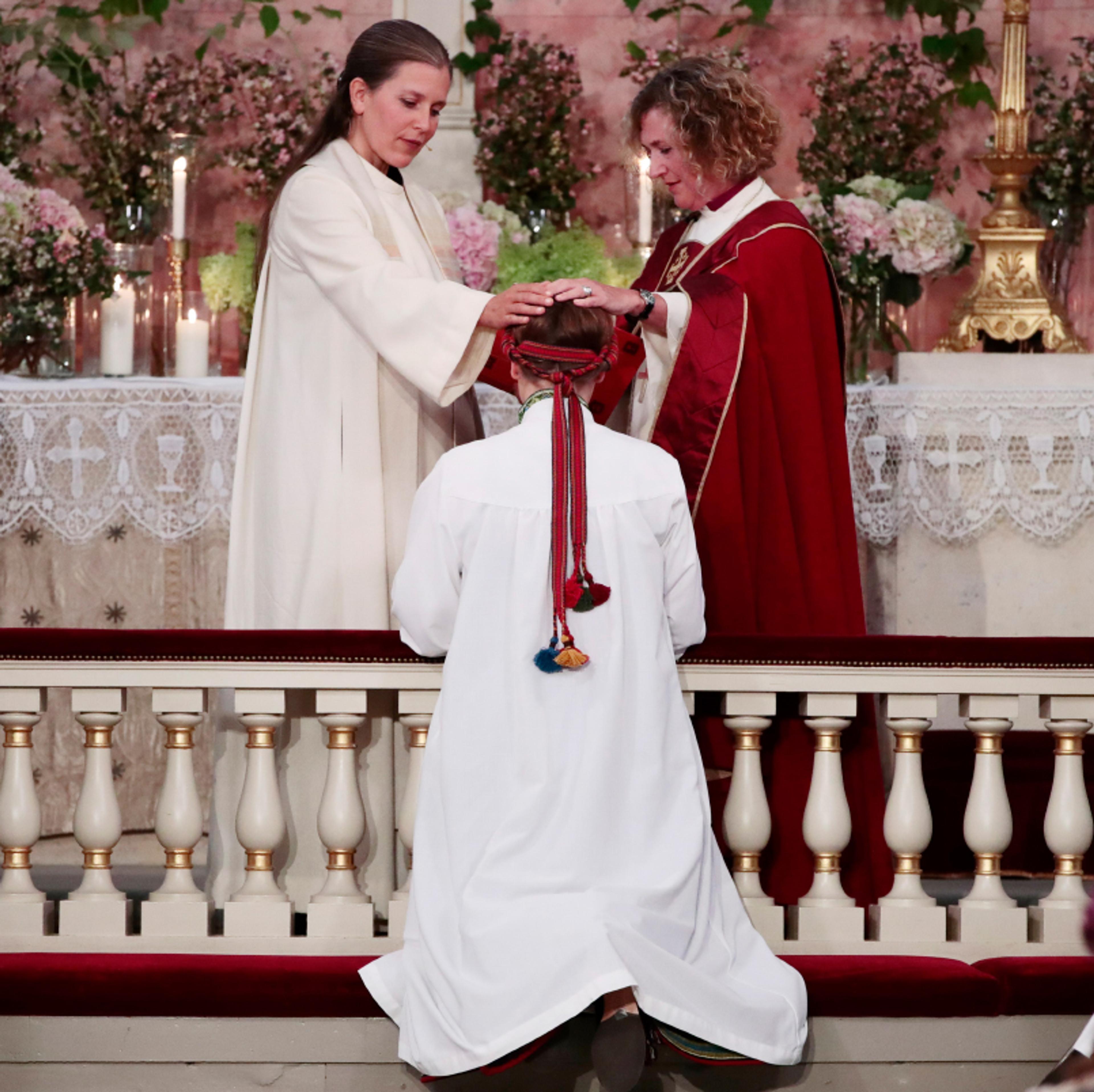 Prinsesse Ingrid Alexandra kneler ved alterringen.