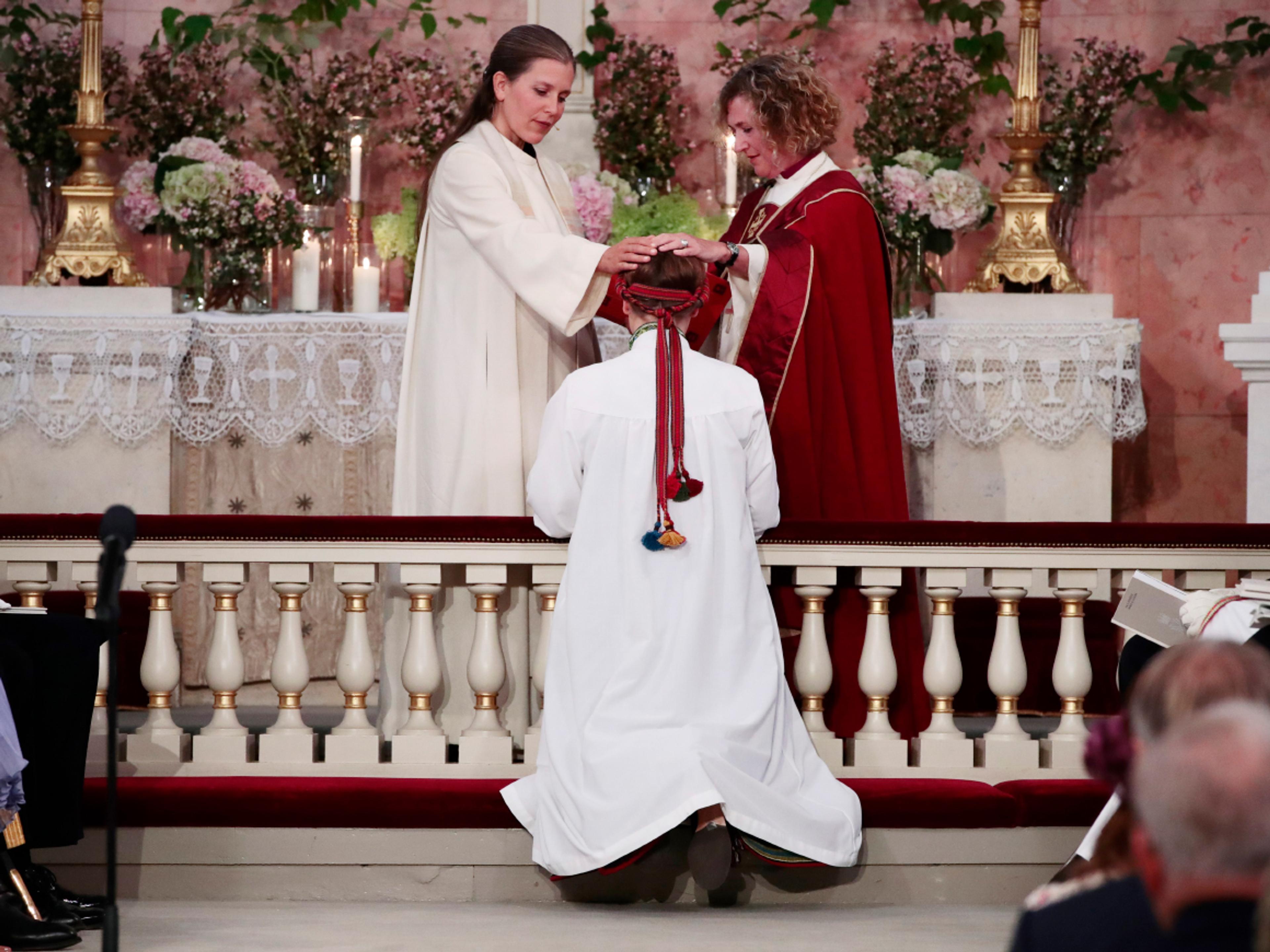 Prinsesse Ingrid Alexandra kneler ved alterringen.