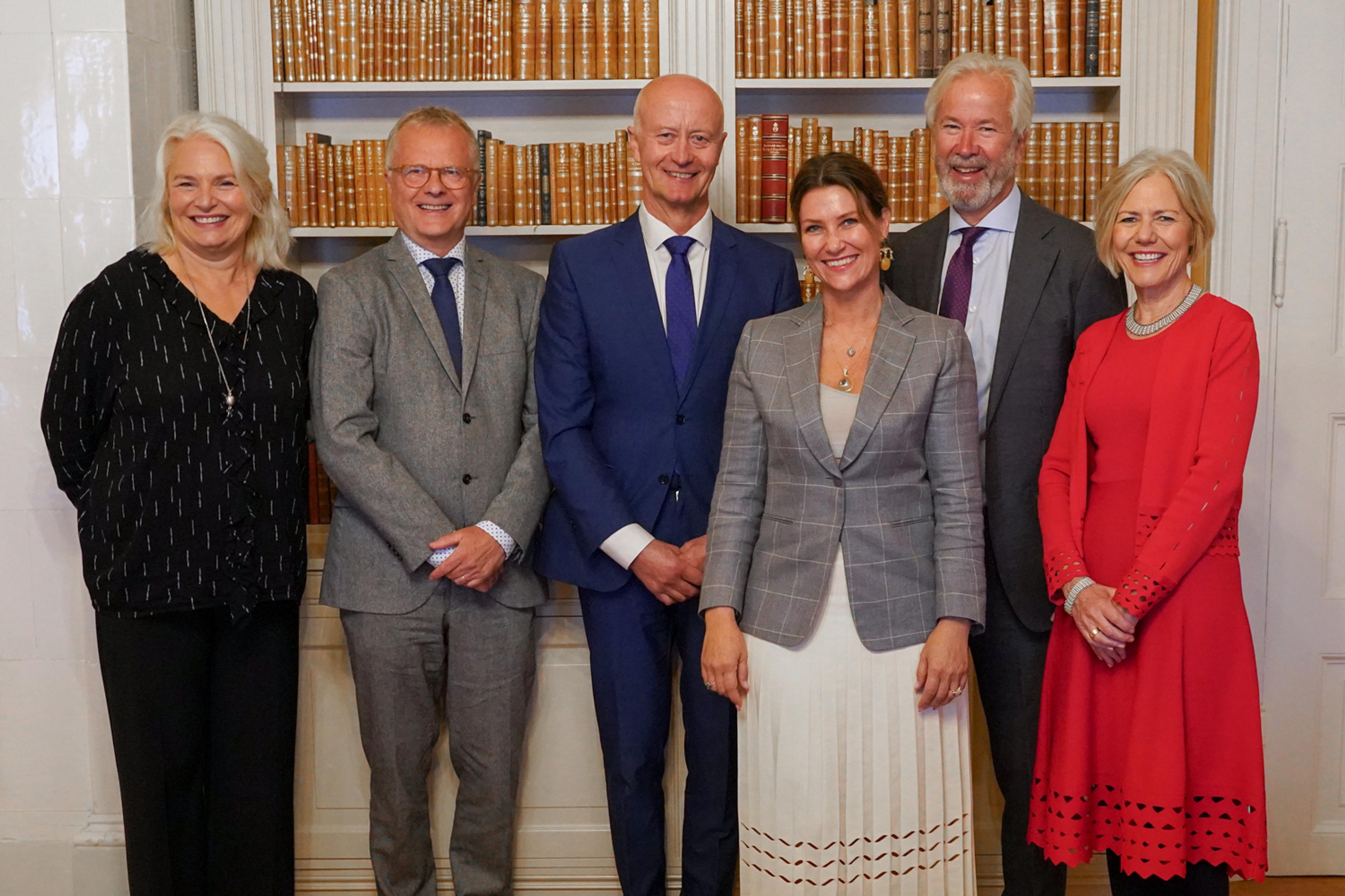 Styrets medlemmer oppstilt rundt Prinsesse Märtha Louise.