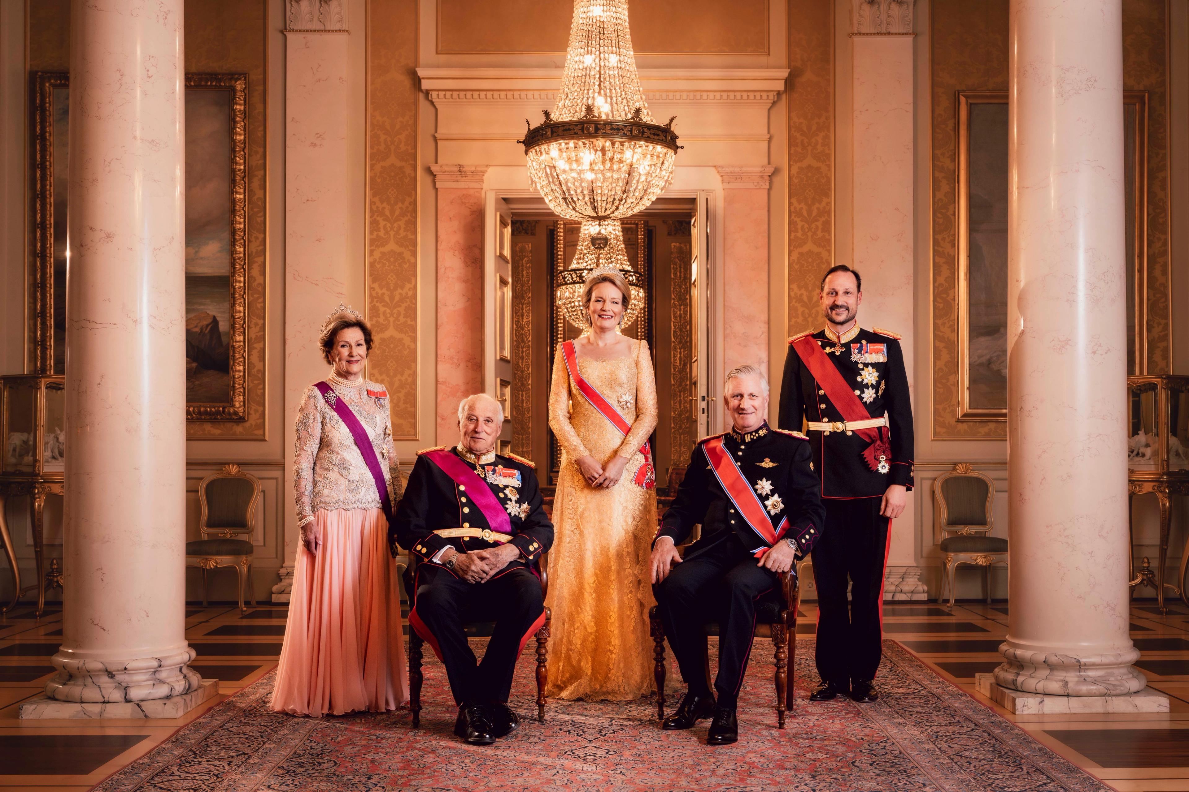 Norges kongepar sammen med Kongen og Dronningen av belgierne og Kronprins Haakon oppstilt i Gule Salong for offisielt foto i forkant av gallamiddag