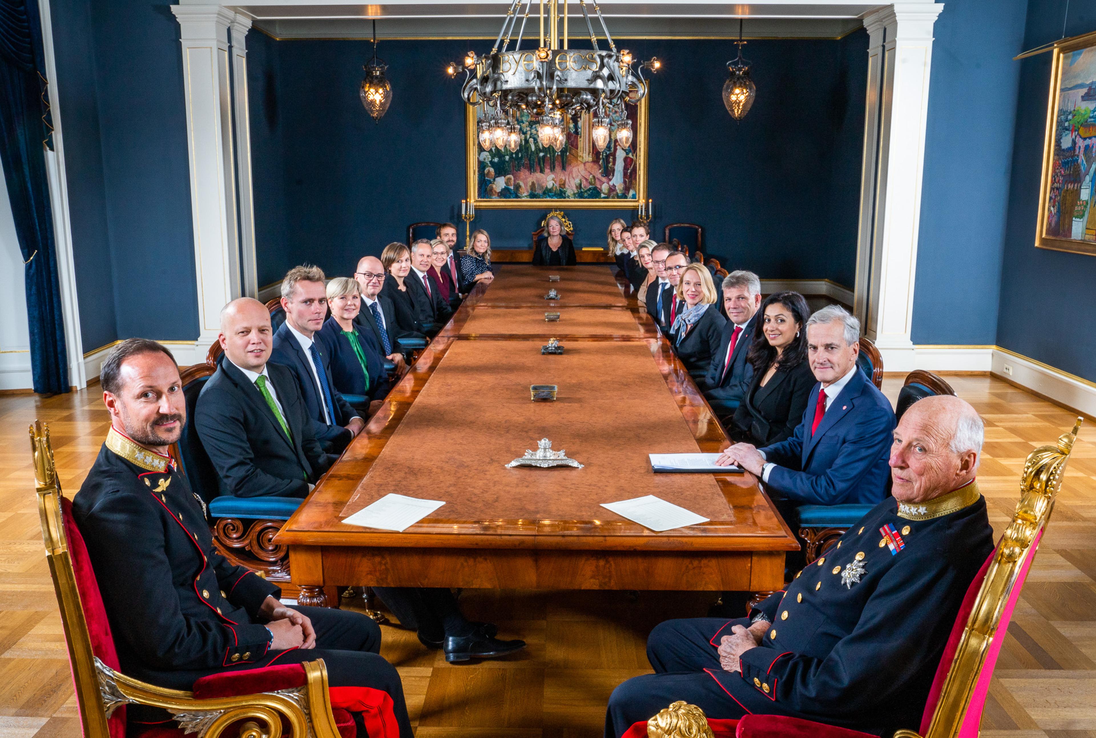 Regjeringen samlet rundt "Kongens bord" i Statsrådsalen. Kong Harald og Kronprins Haakon sitter nærmest kameraet, regjeringens medlemmer er plassert etter ansiennitet.