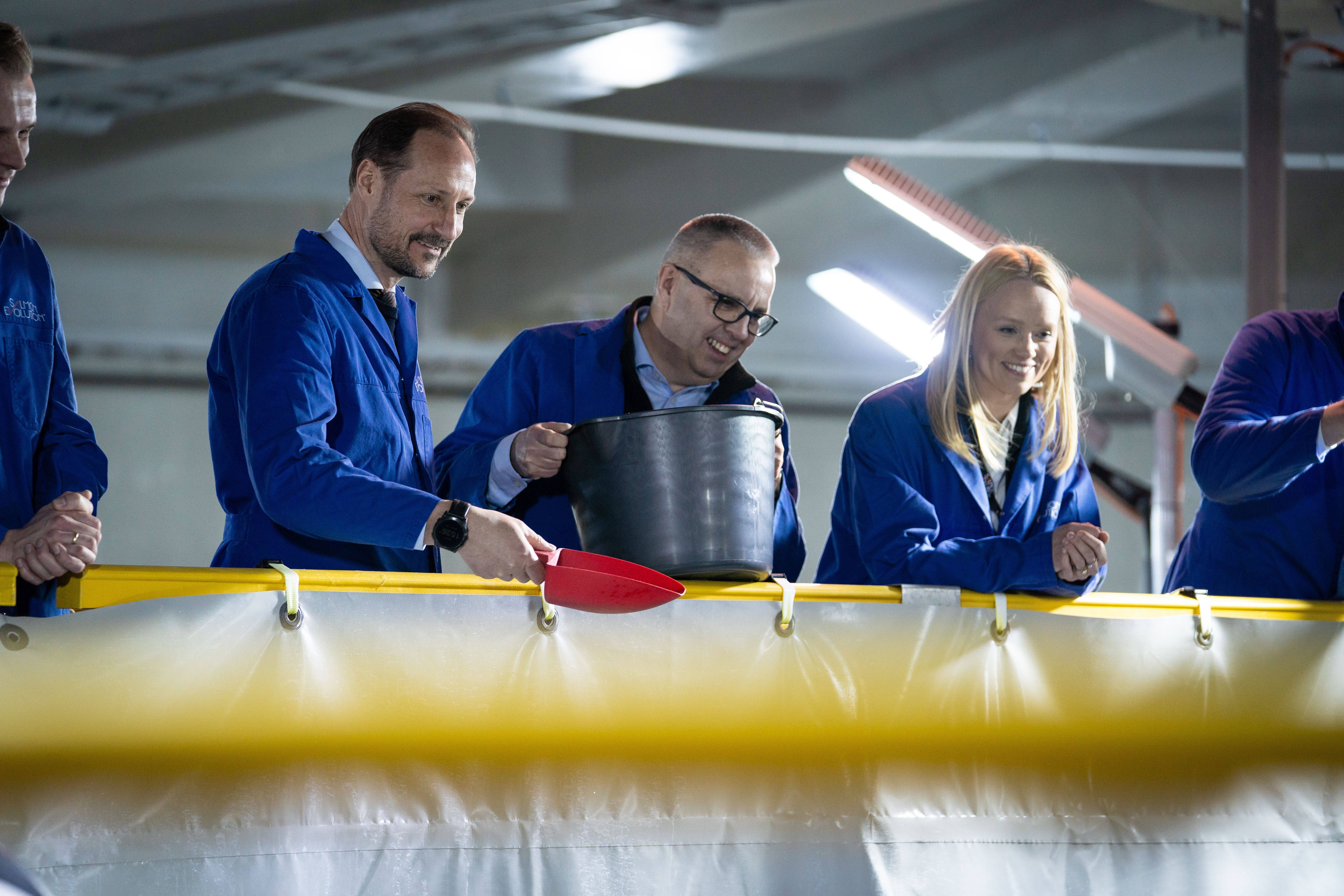 Kronprinsen på omvisning i anlegget.