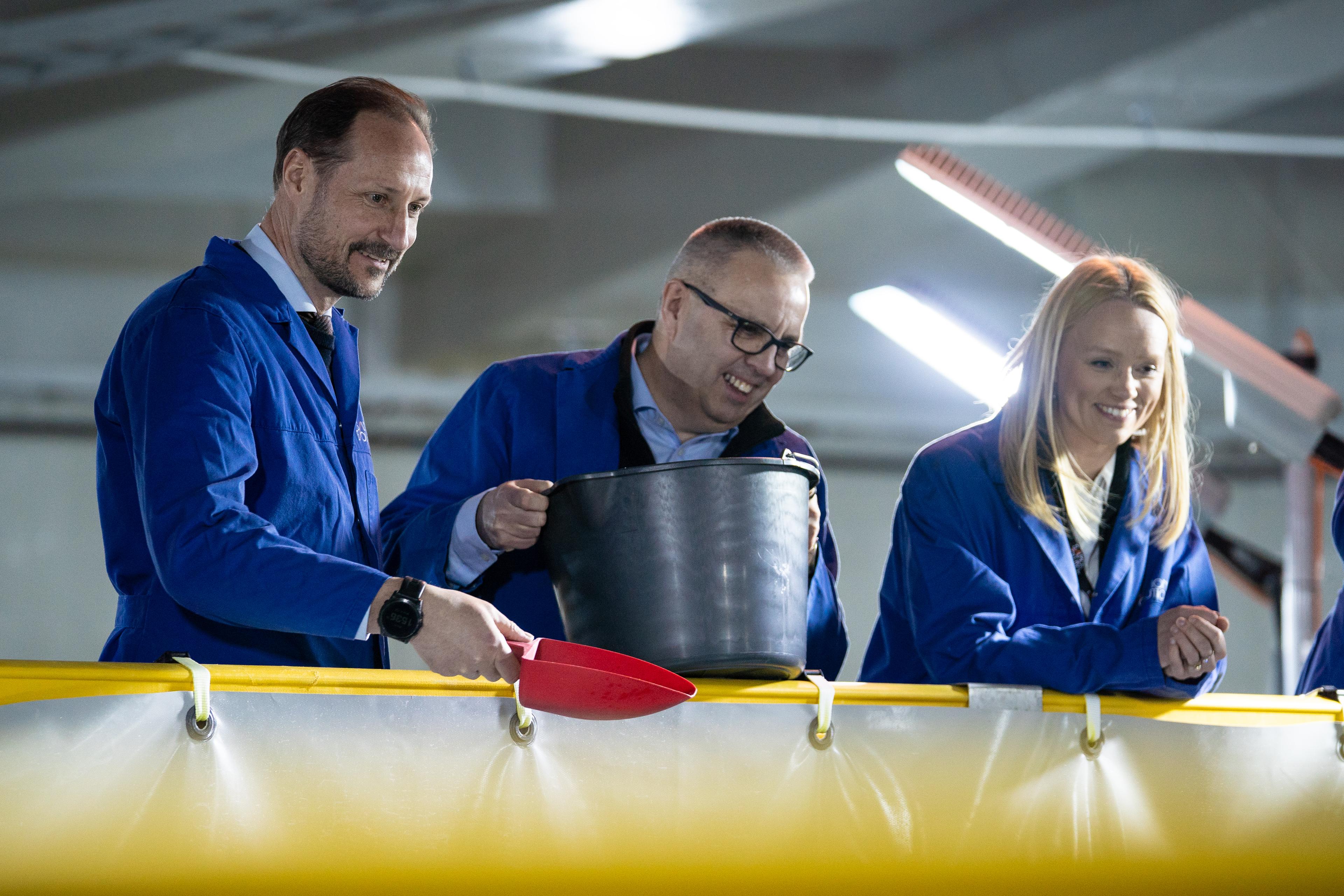 Kronprinsen på omvisning i anlegget.