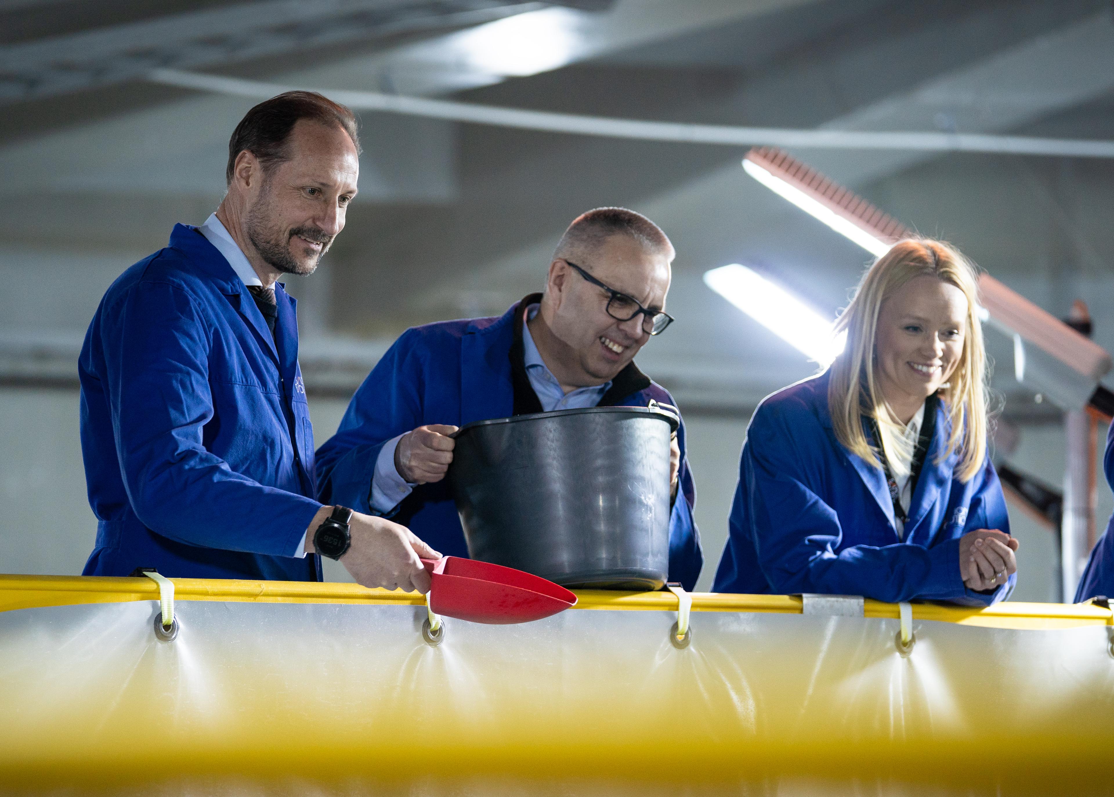 Kronprinsen på omvisning i anlegget.