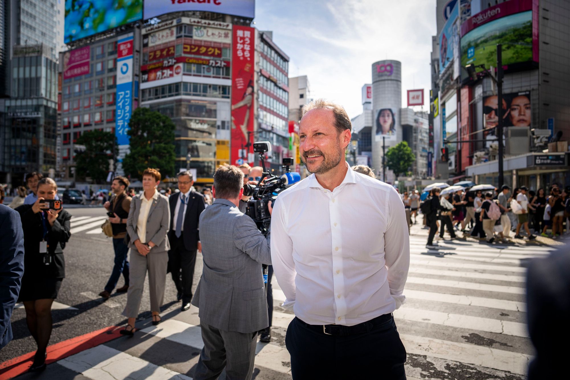 Kronprinsen ute på gaten i Tokyo.