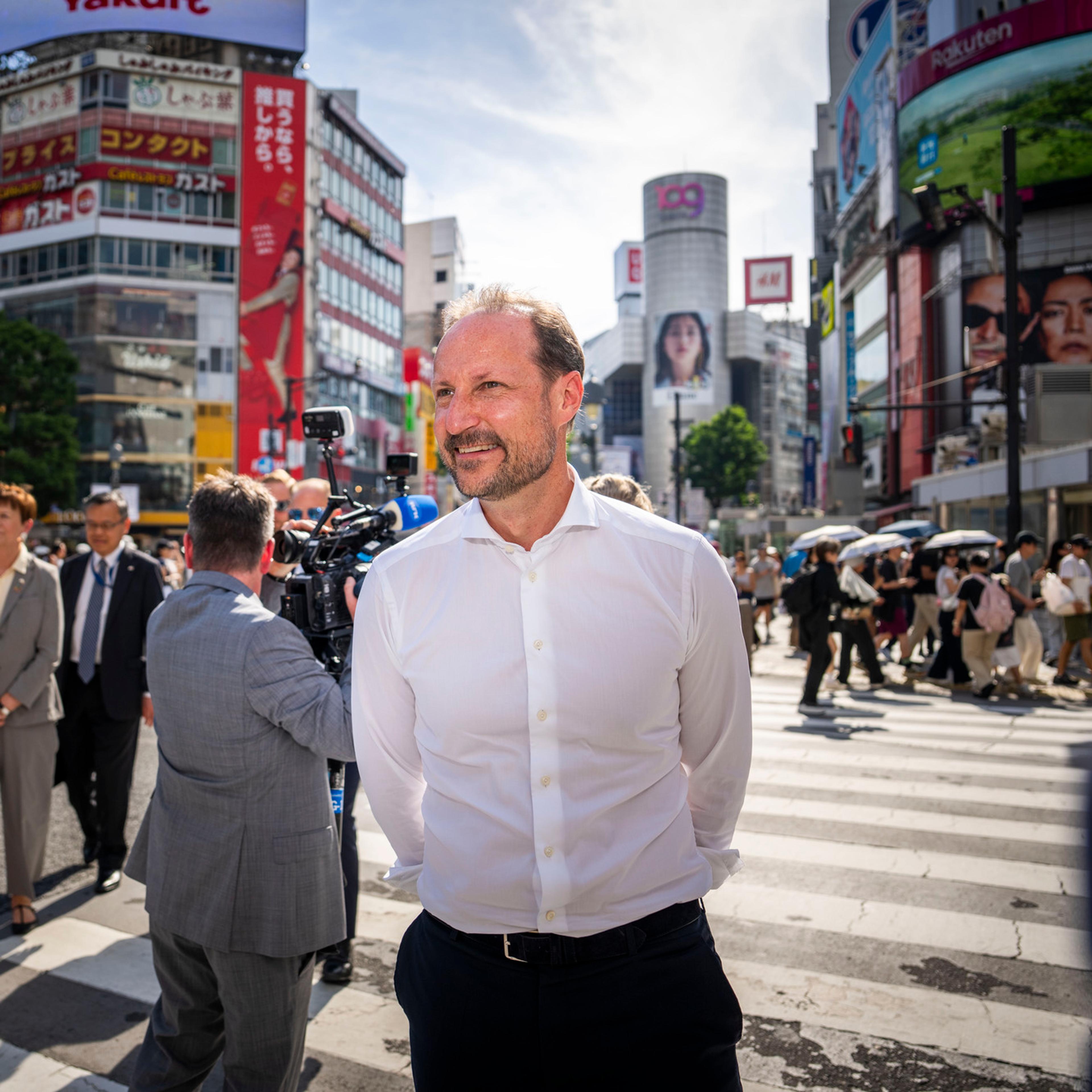 Kronprinsen ute på gaten i Tokyo.