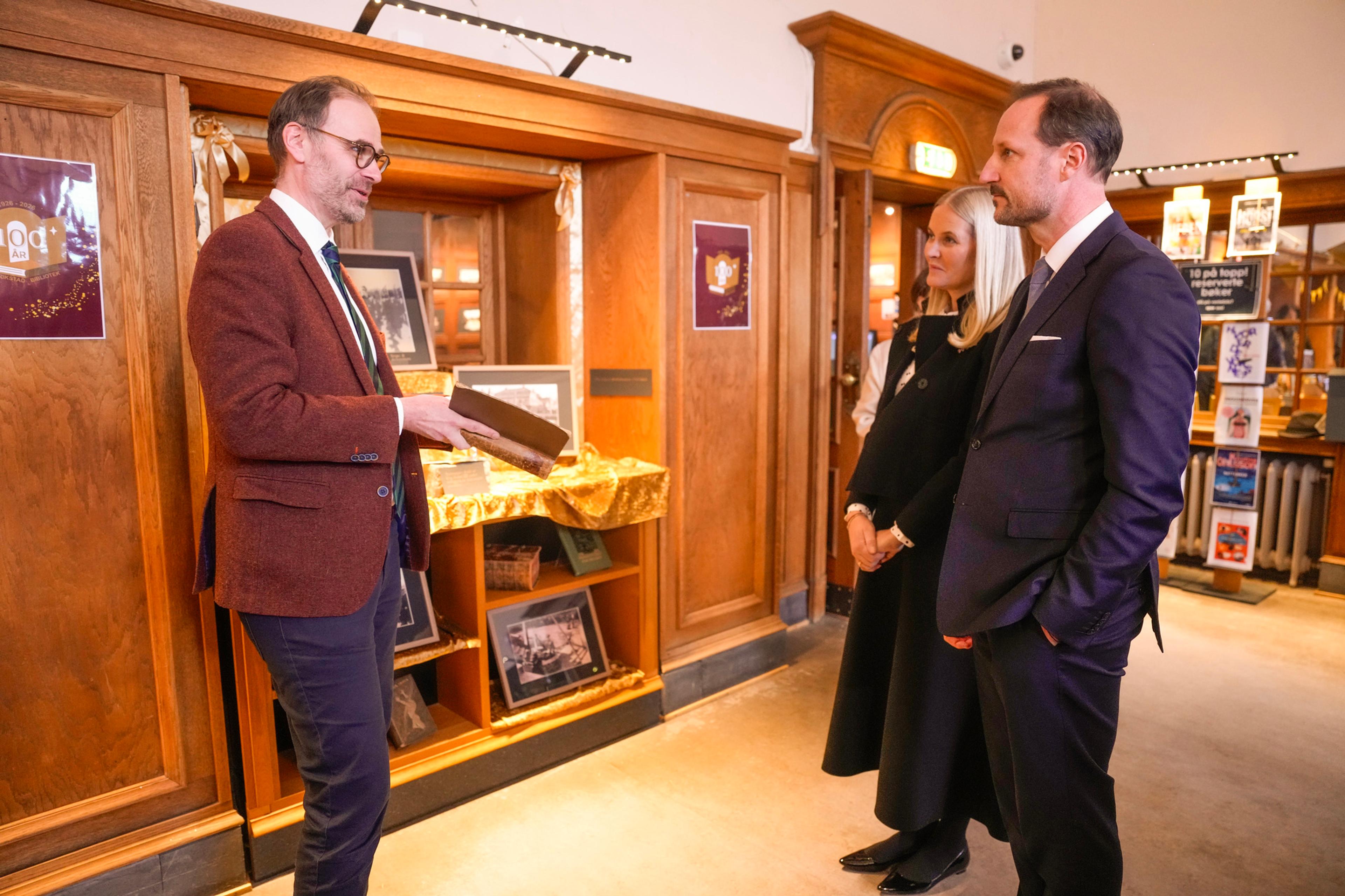 Kronprinsparet får orientering om biblioteket