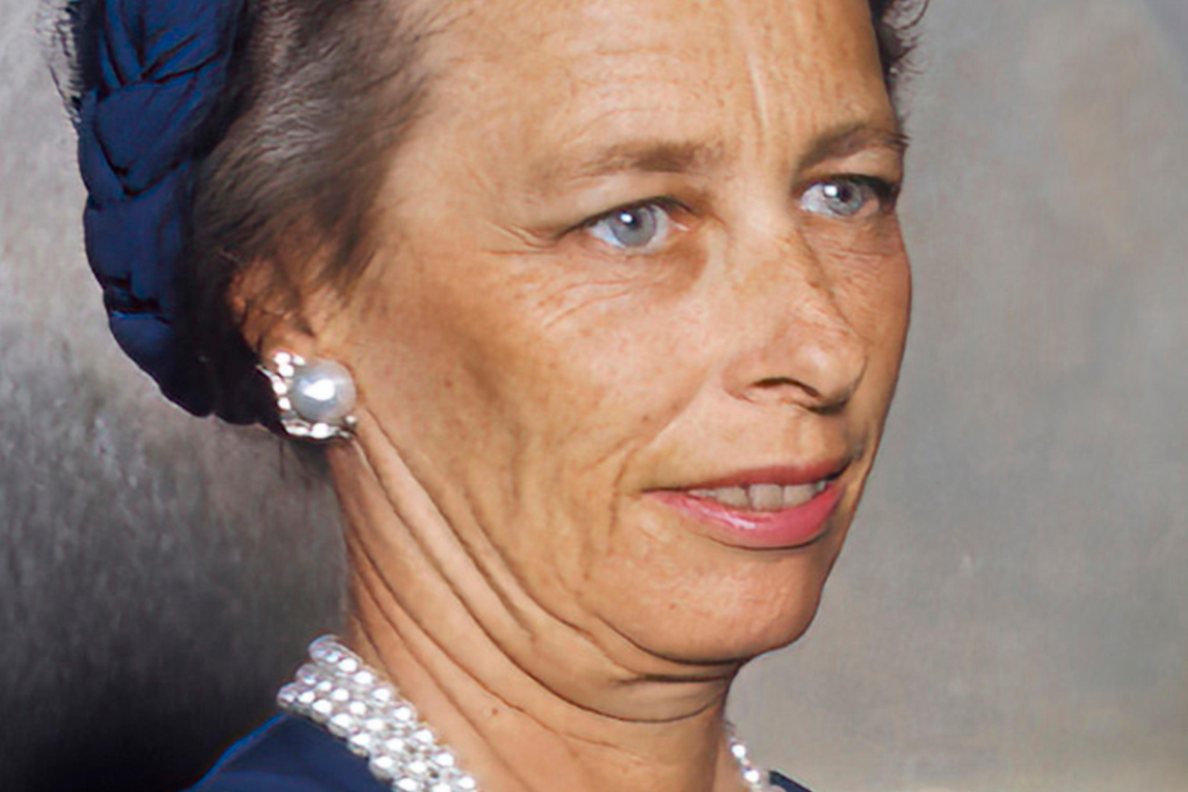 Portrett av Prinsesse Ragnhild med blå kjole og perlekjede.