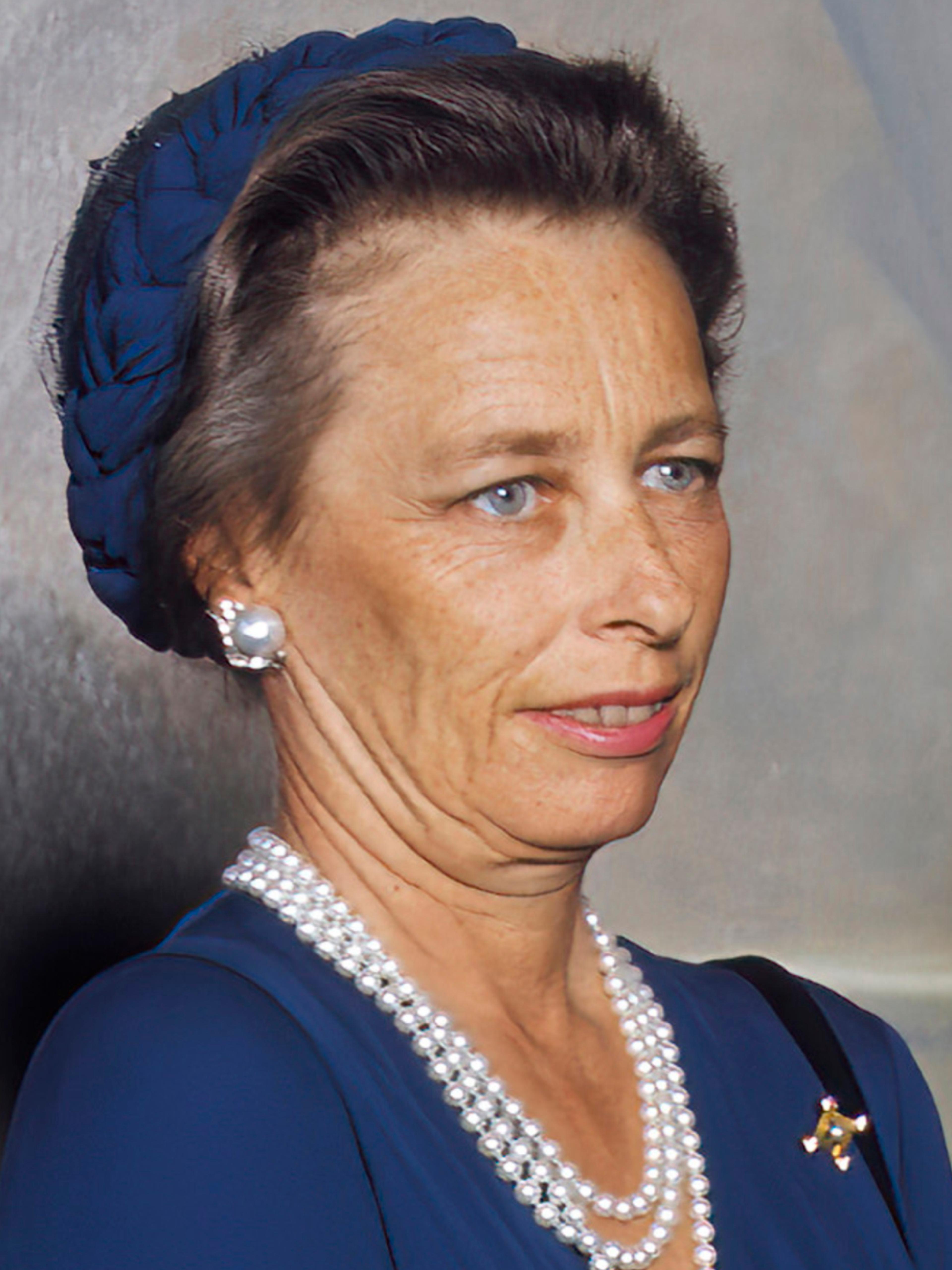 Portrett av Prinsesse Ragnhild med blå kjole og perlekjede.