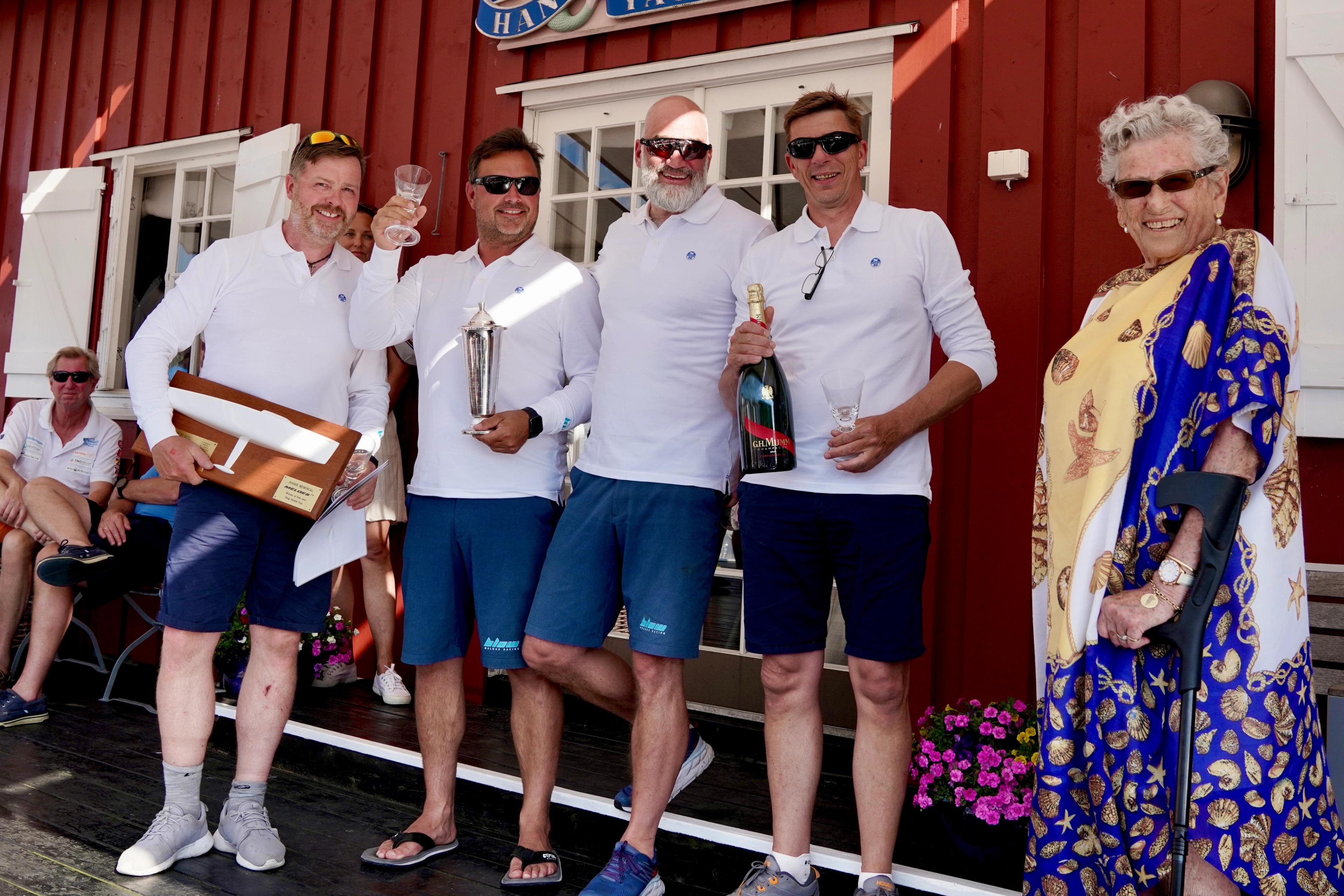 Prinsessen ved siden av mannskapet som gikk av med seieren.