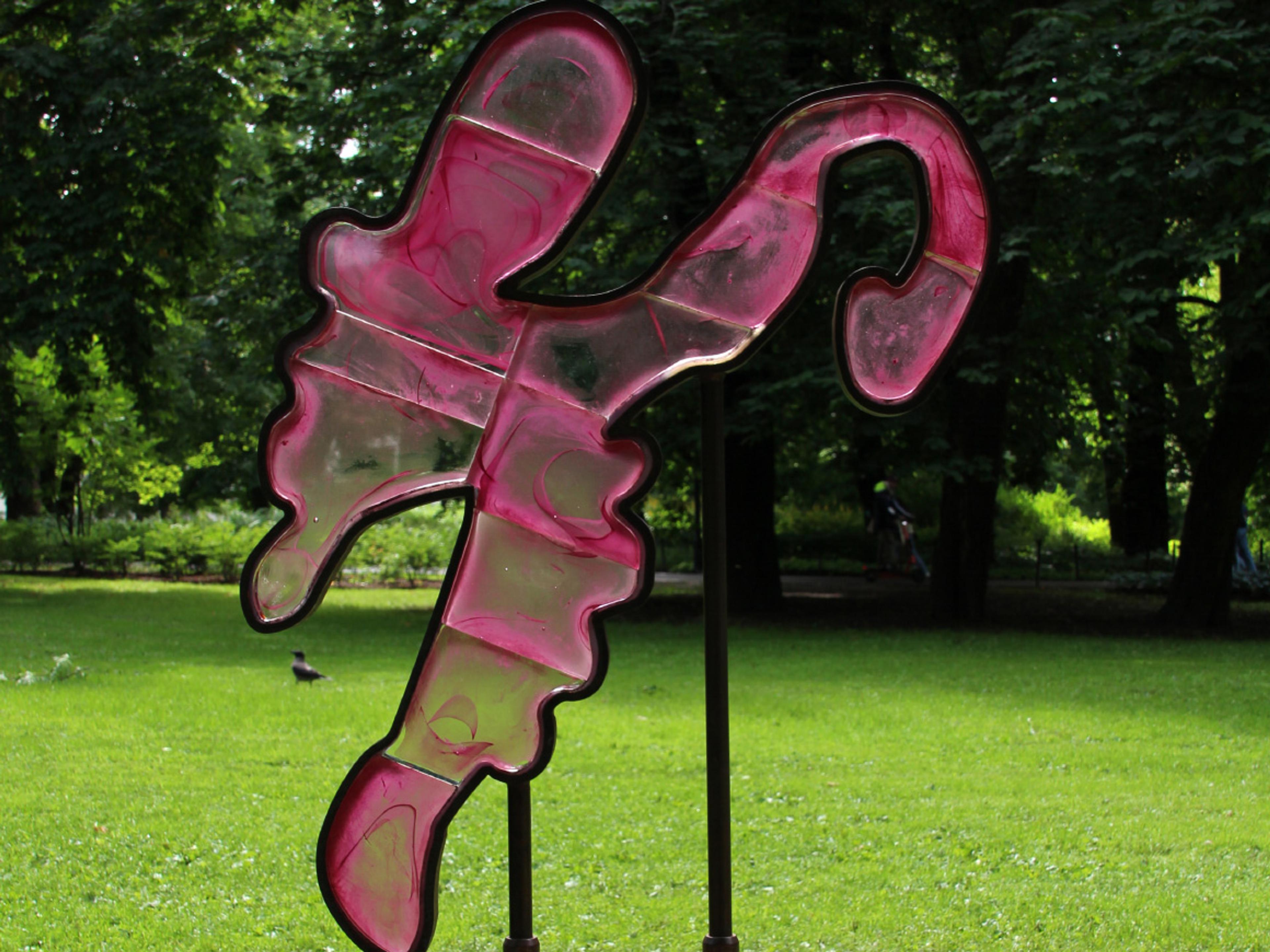 Et fantasi-instrument i rosa glass står festet til et fundament i sten.