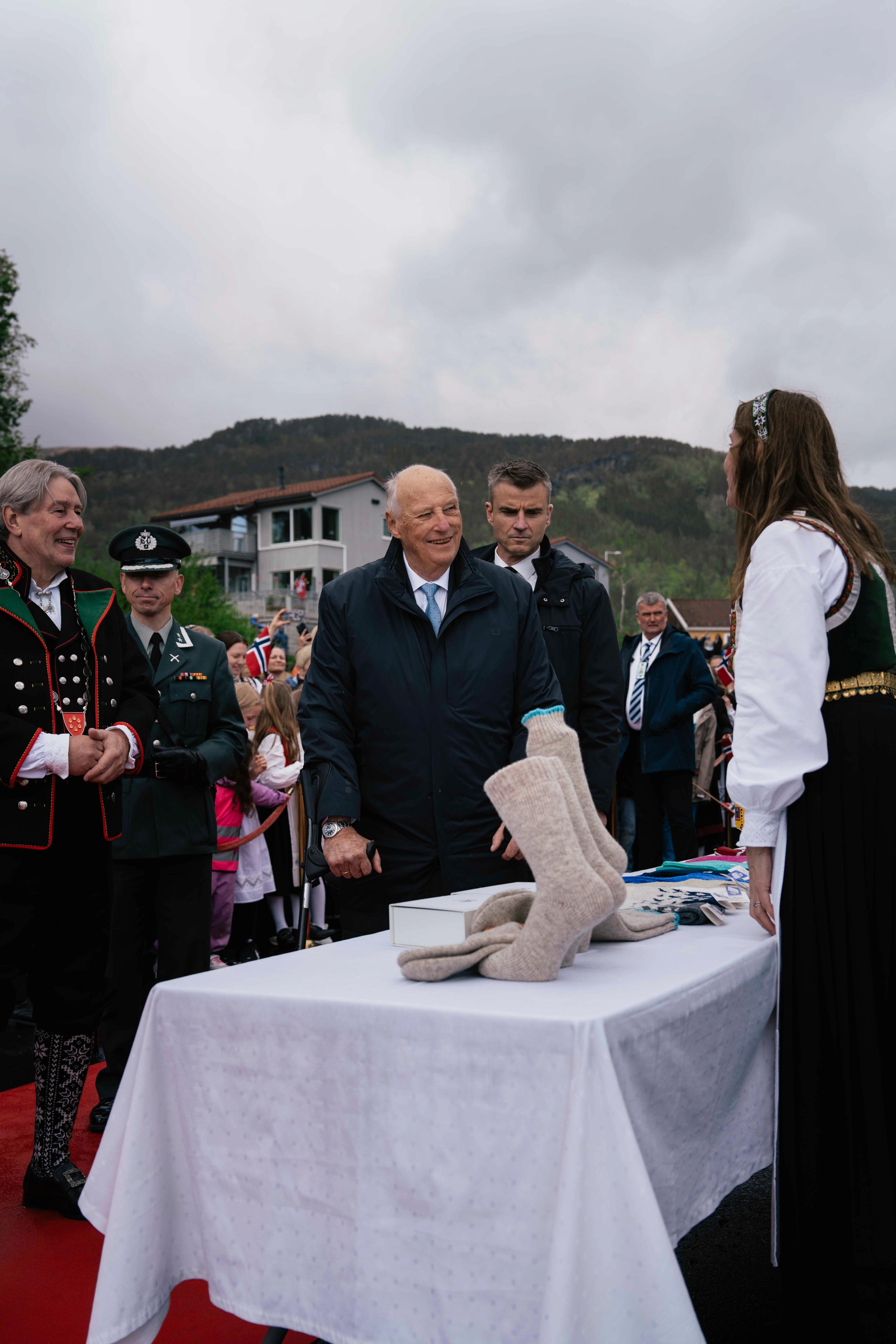 Kong Harald besøkjer stands.
