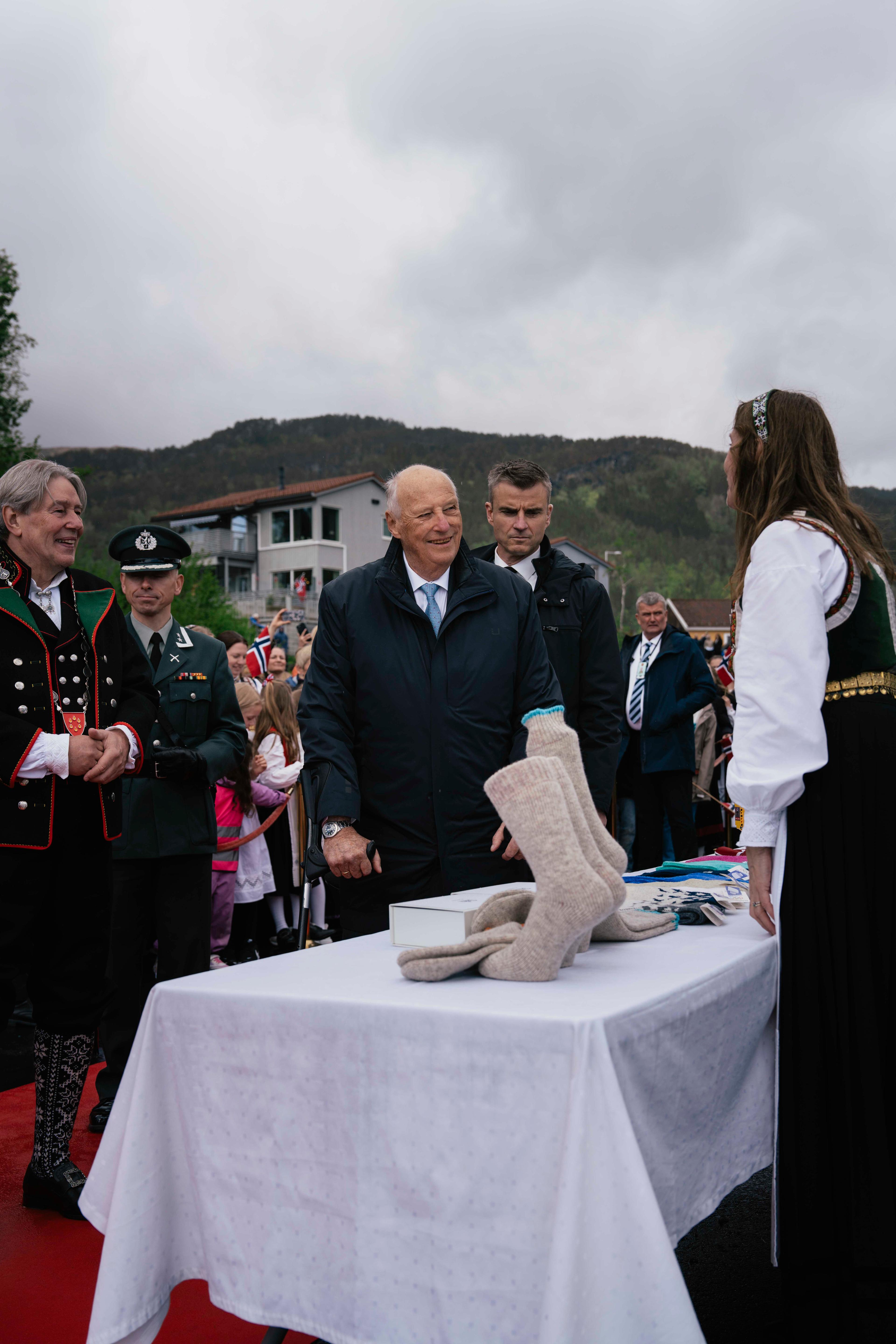 Kong Harald besøkjer stands.