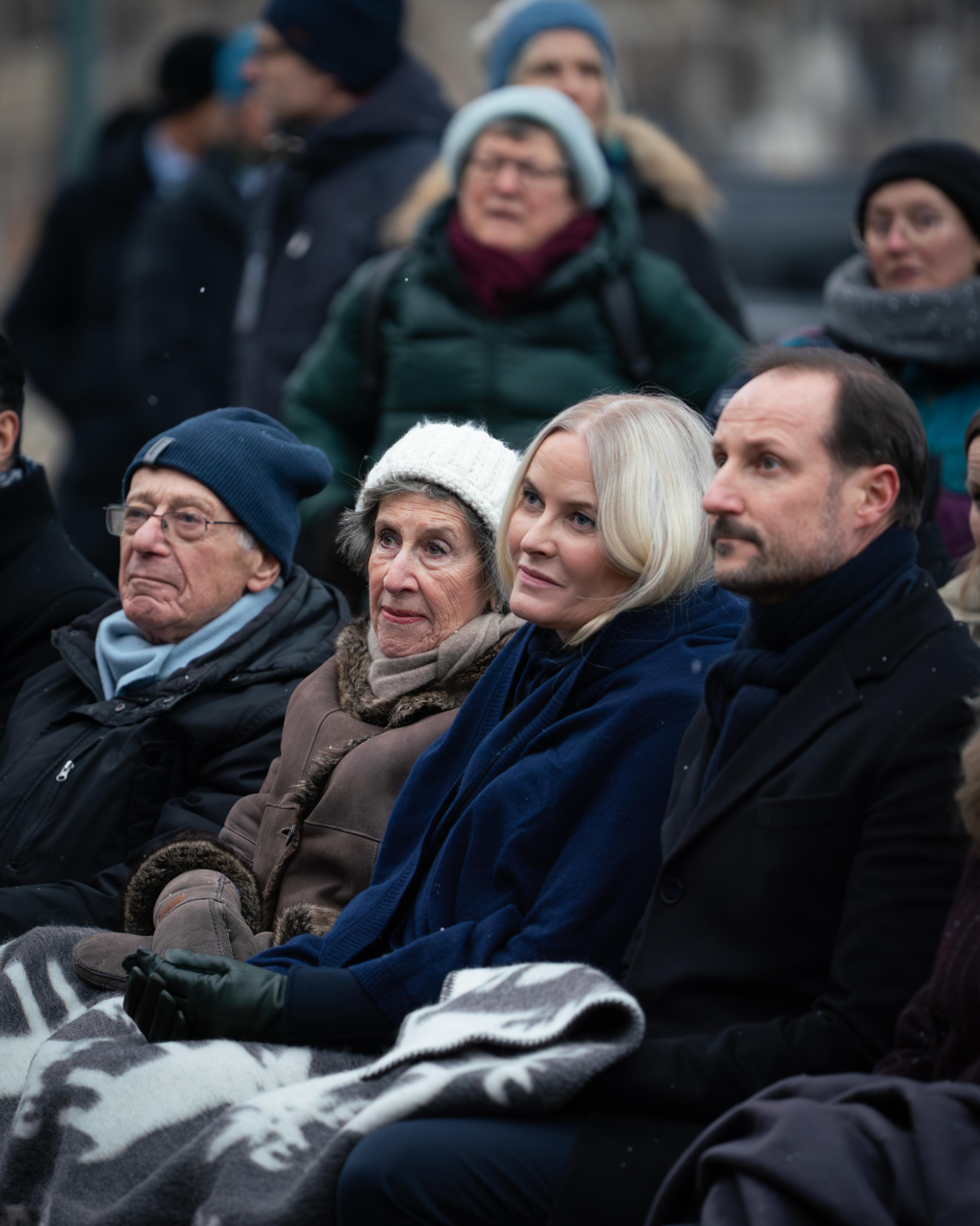 Kronprinsparet ser på arrangement på scenen