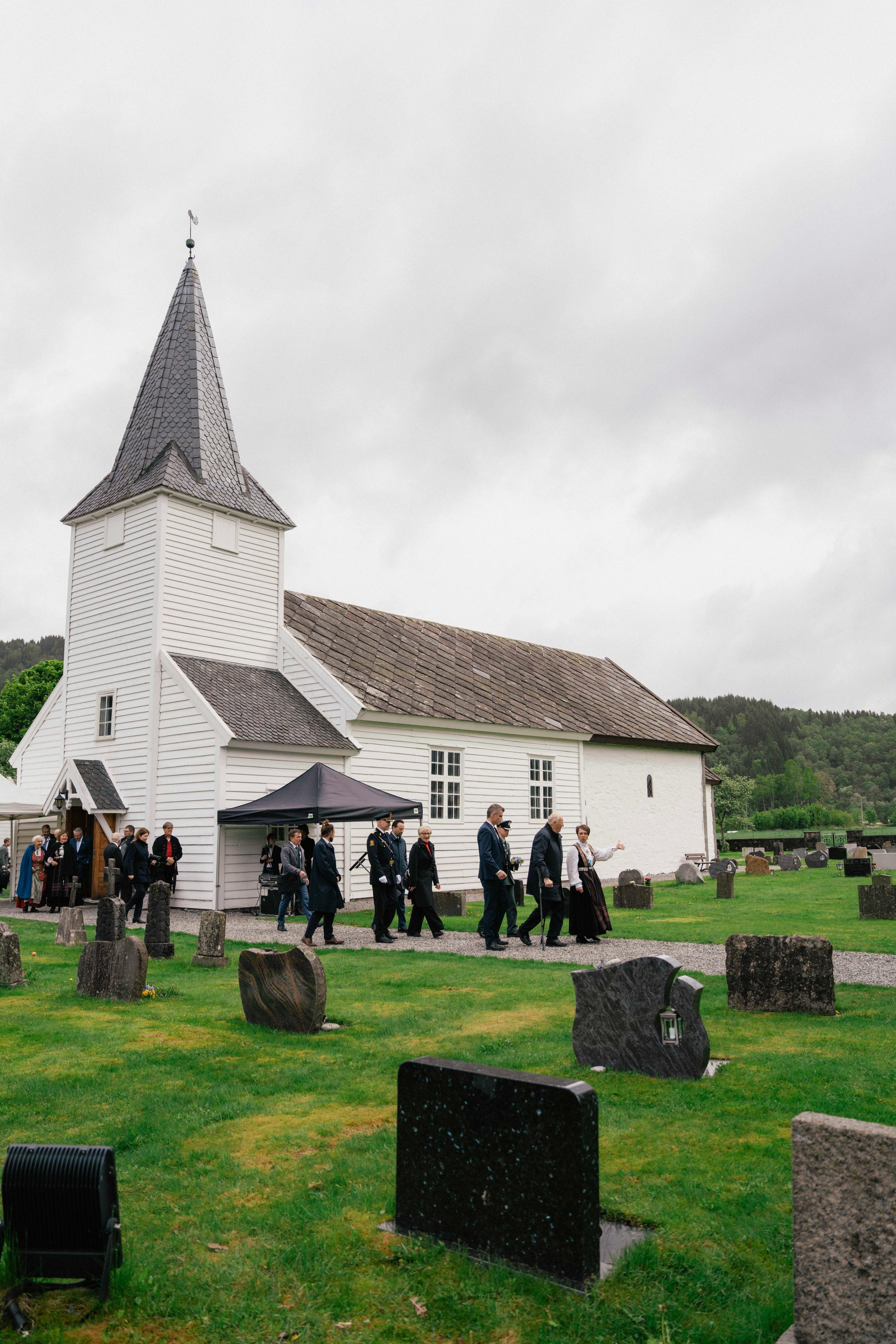 Eksteriør kyrkja.