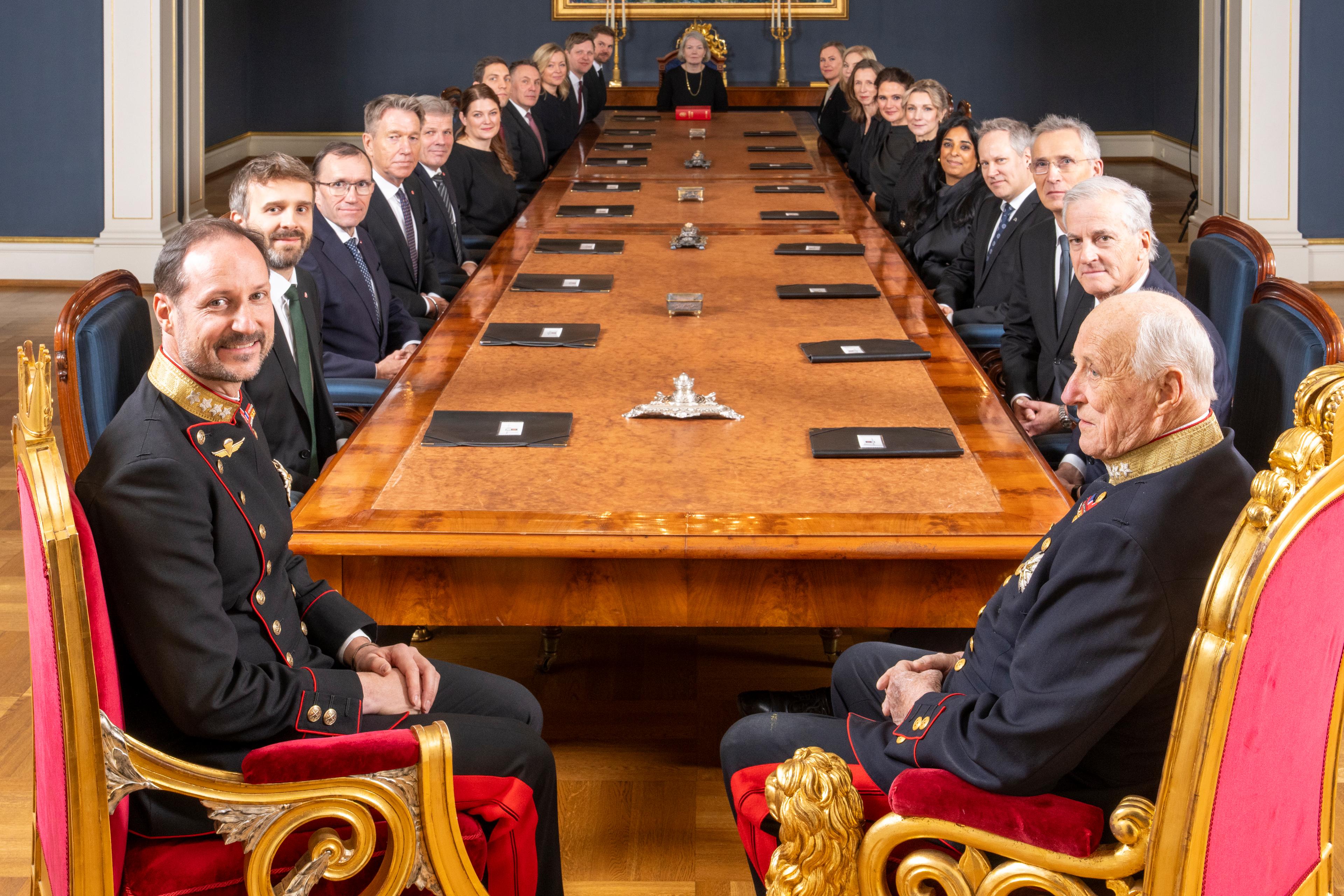 Regjeringen samlet rundt "Kongens bord" i Statsrådsalen. Kong Harald og Kronprins Haakon sitter nærmest kameraet, regjeringens medlemmer er plassert etter ansiennitet.