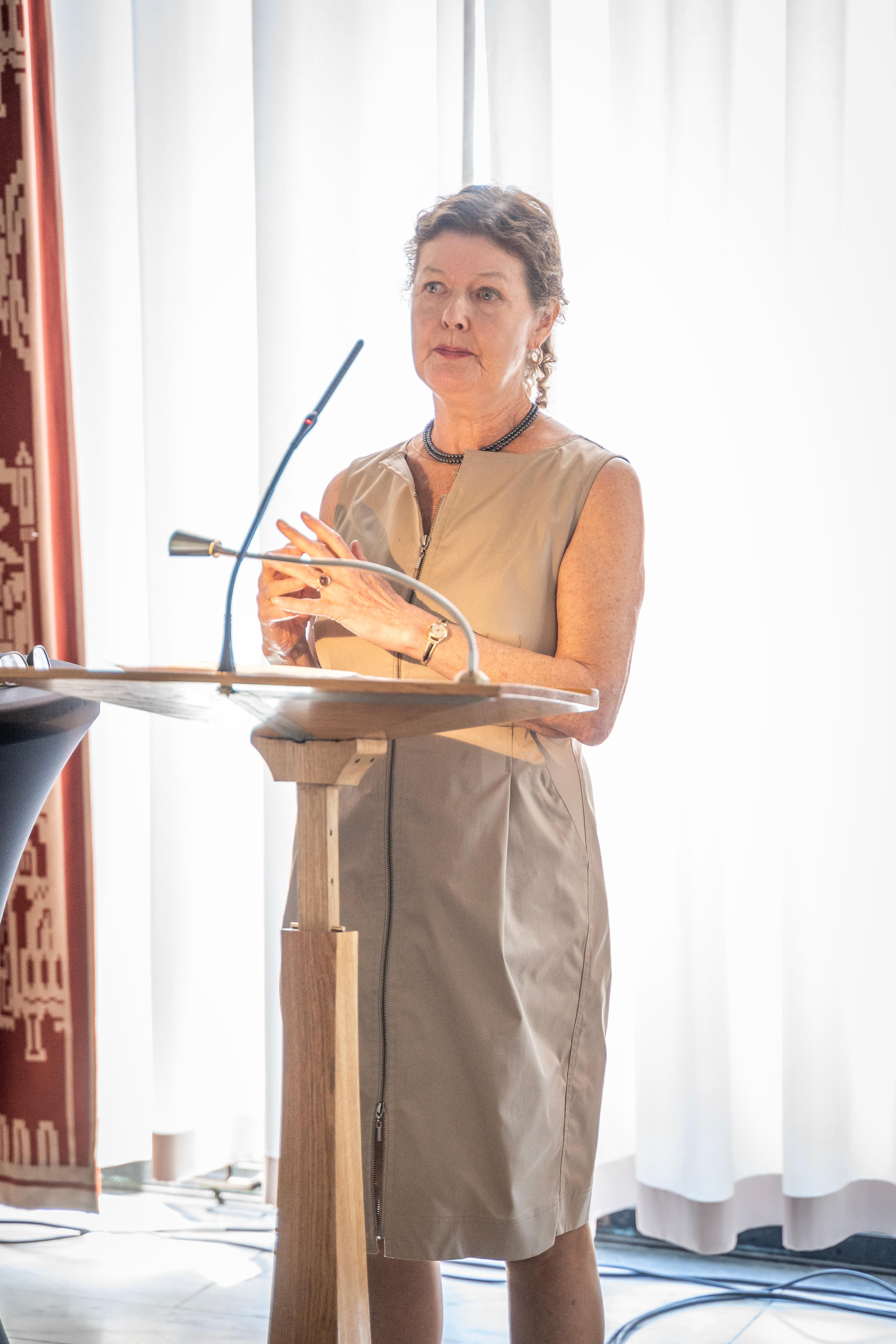 Marianne Lind taler.