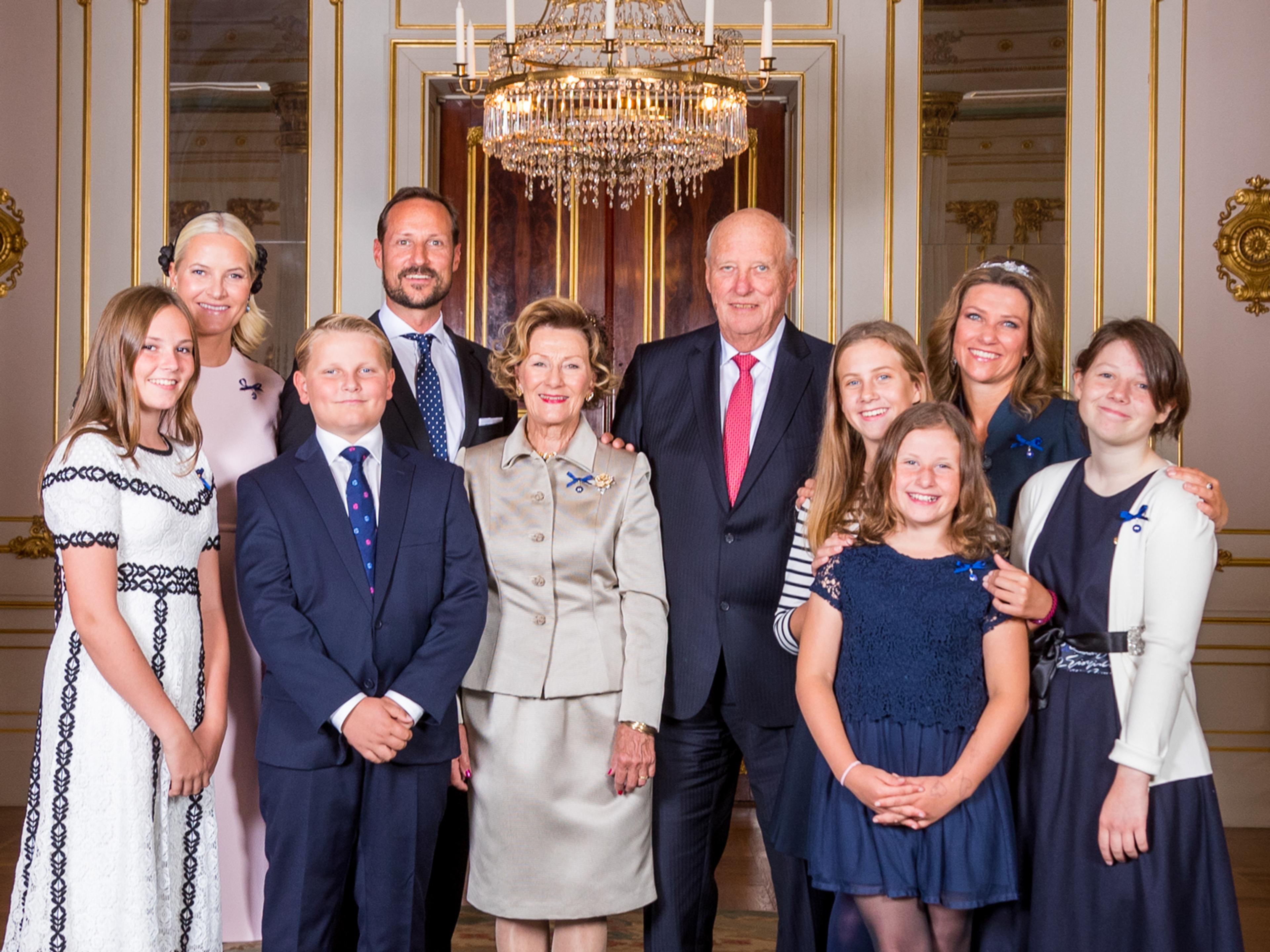 Gruppebilde av Kongeparet sammen med barn, svigerinne og barnebarn rundt seg.