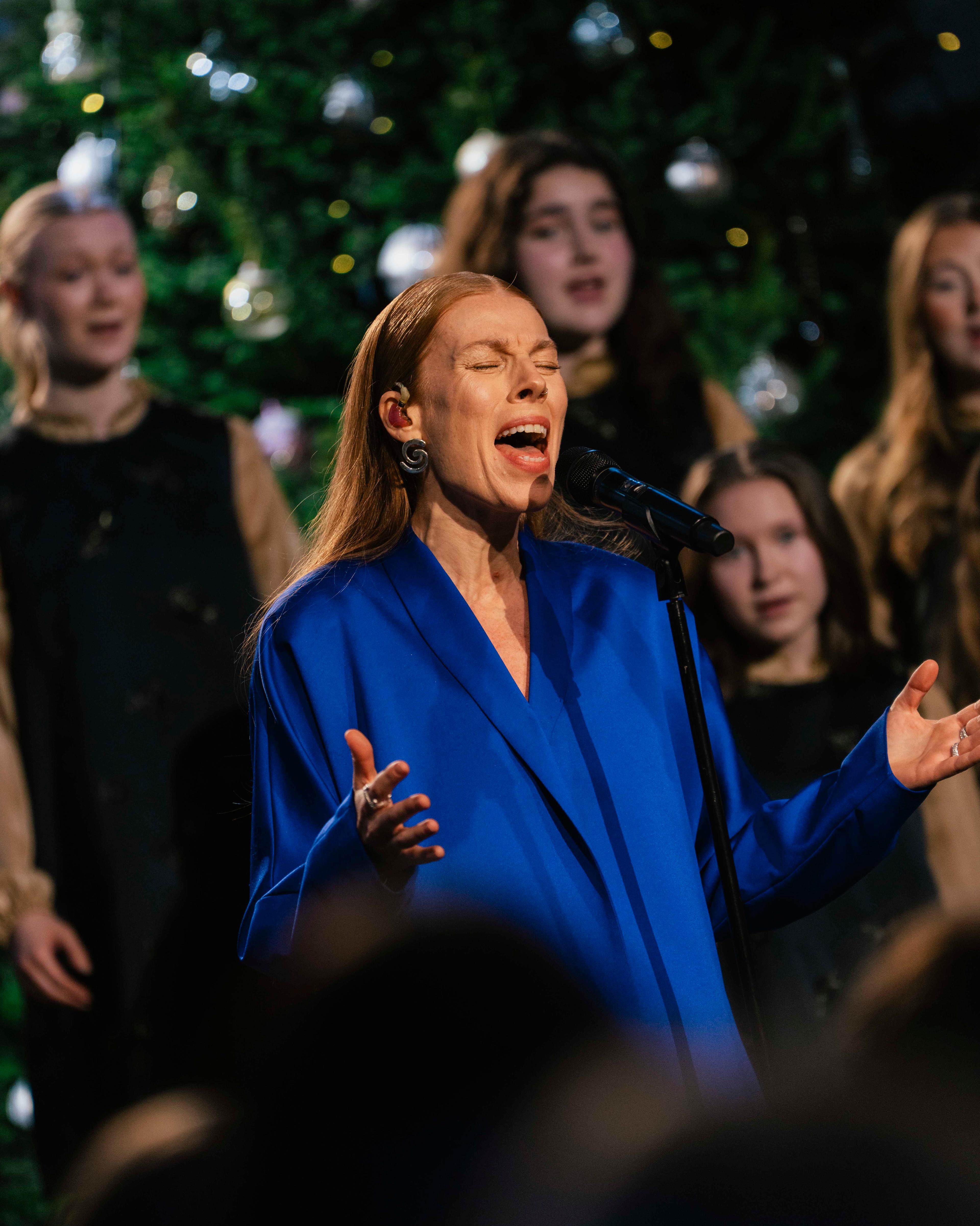 Gabrielle synger med Det norske jentekor i bakgrunnen.