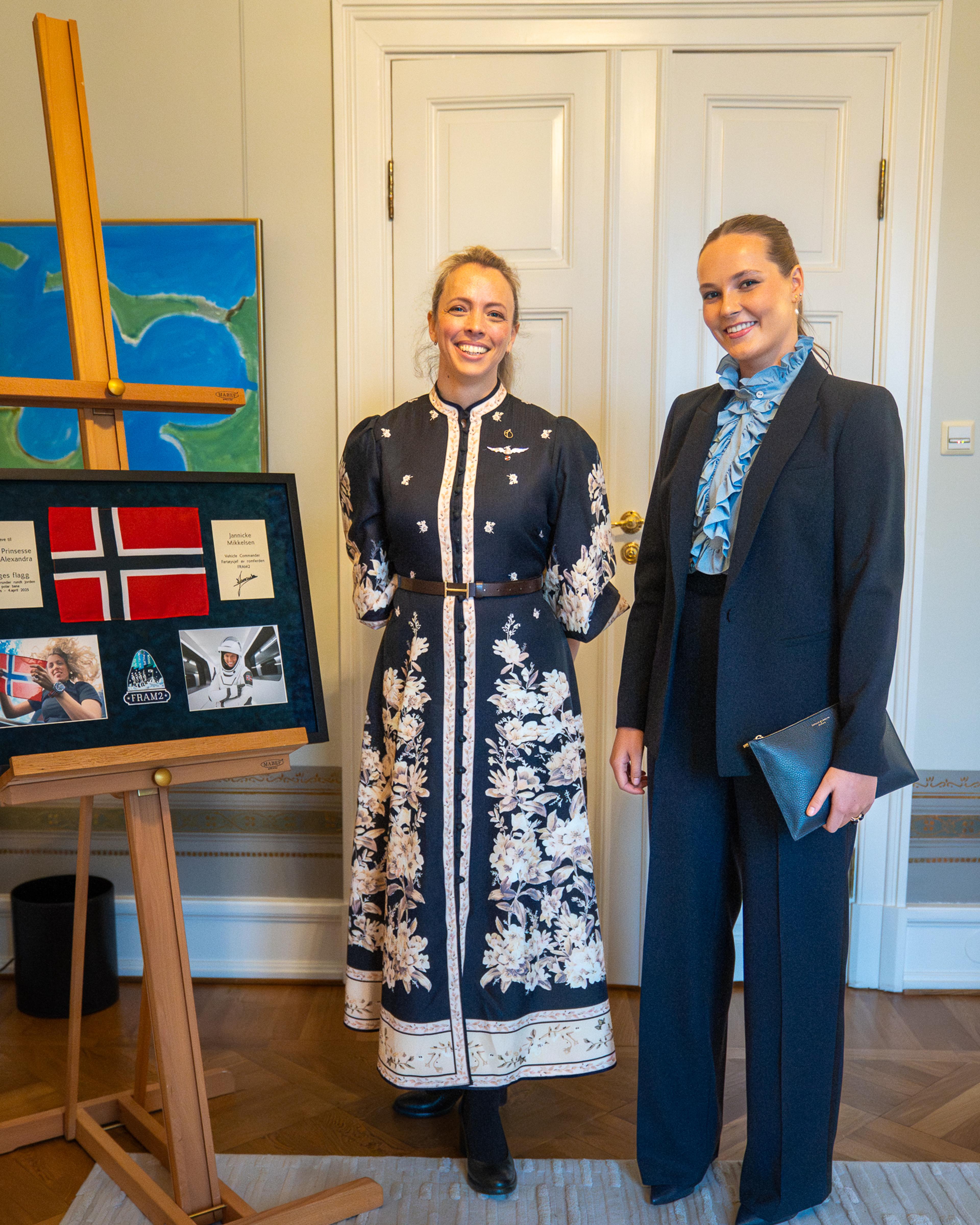 Prinsesse Ingrid Alexandra og Jannicke Mikkelsen poserer for et bilde inne på Prinsessens kontor på Slottet.
