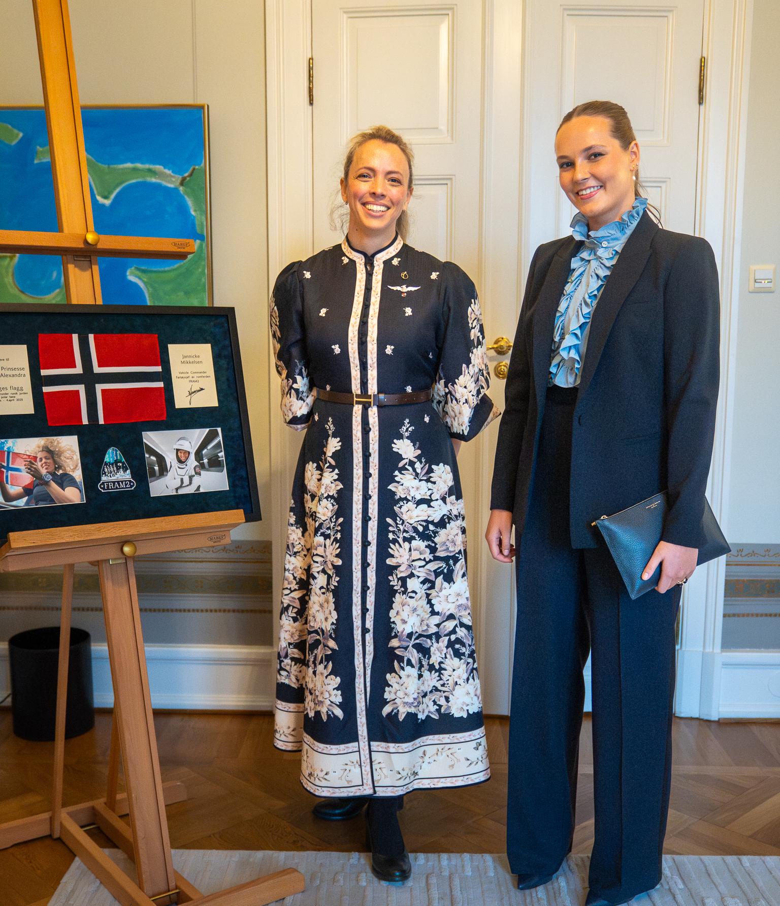 Prinsesse Ingrid Alexandra og Jannicke Mikkelsen poserer for et bilde inne på Prinsessens kontor på Slottet.