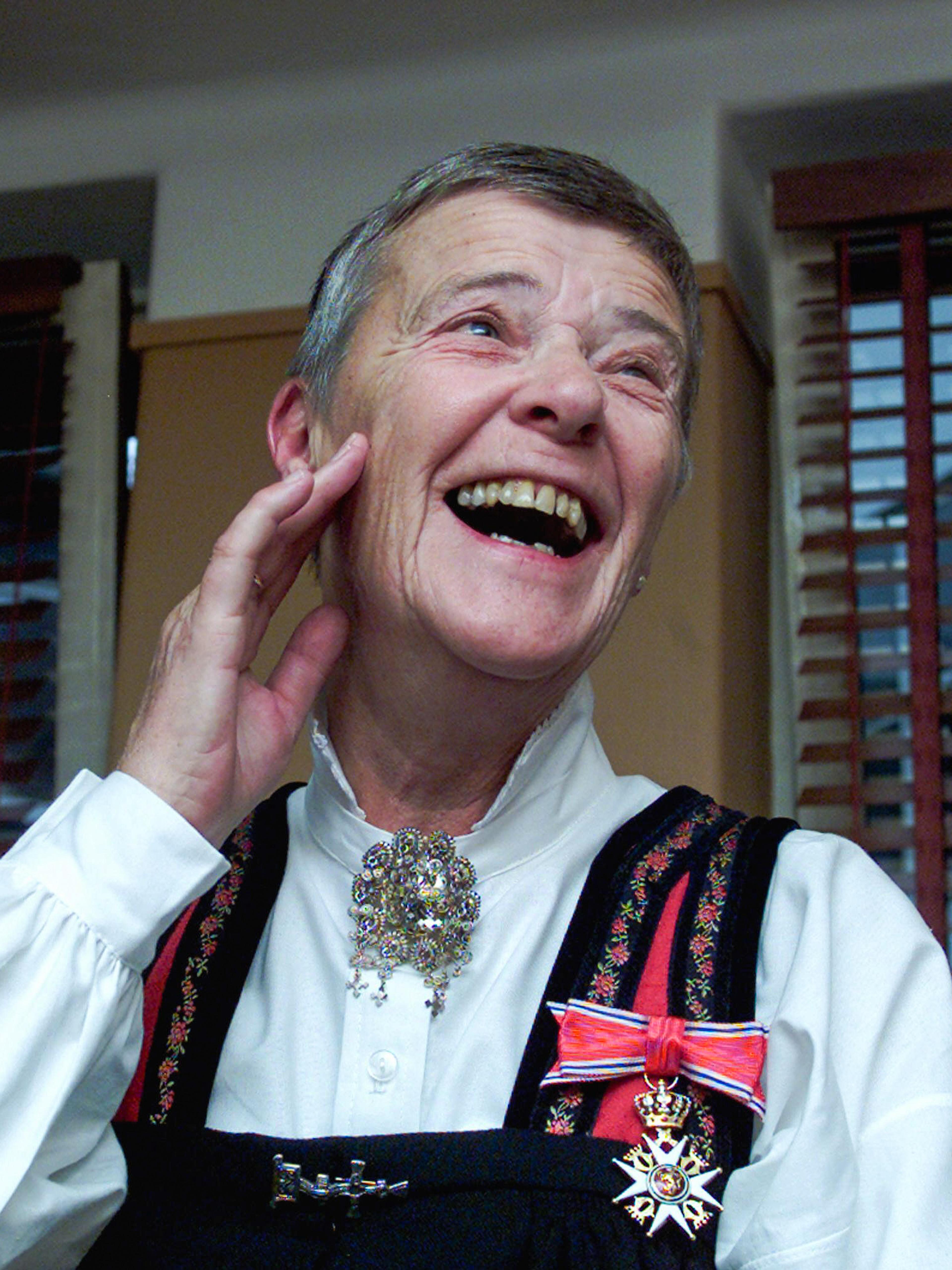 En strålende Kim Friele med ordenen festet på bunaden.