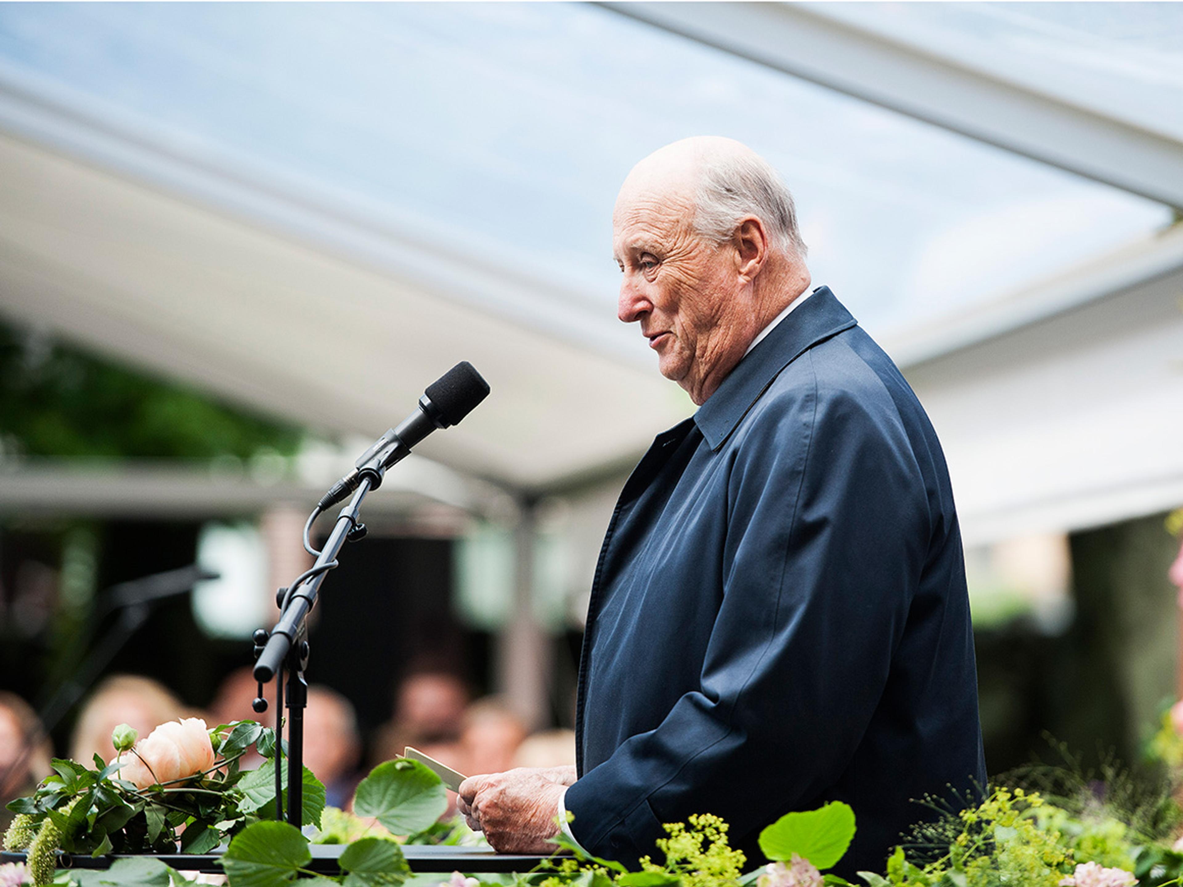 Kong Harald på talerstolen - i profil.