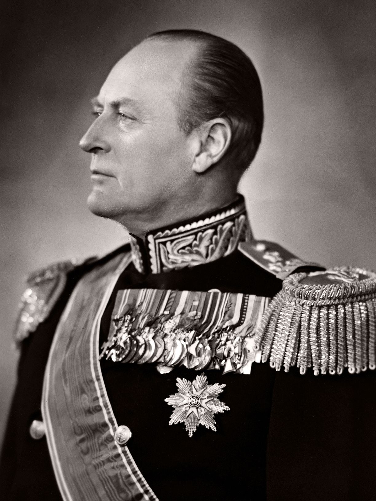 Portrett av Kong Olav i gallauniform.