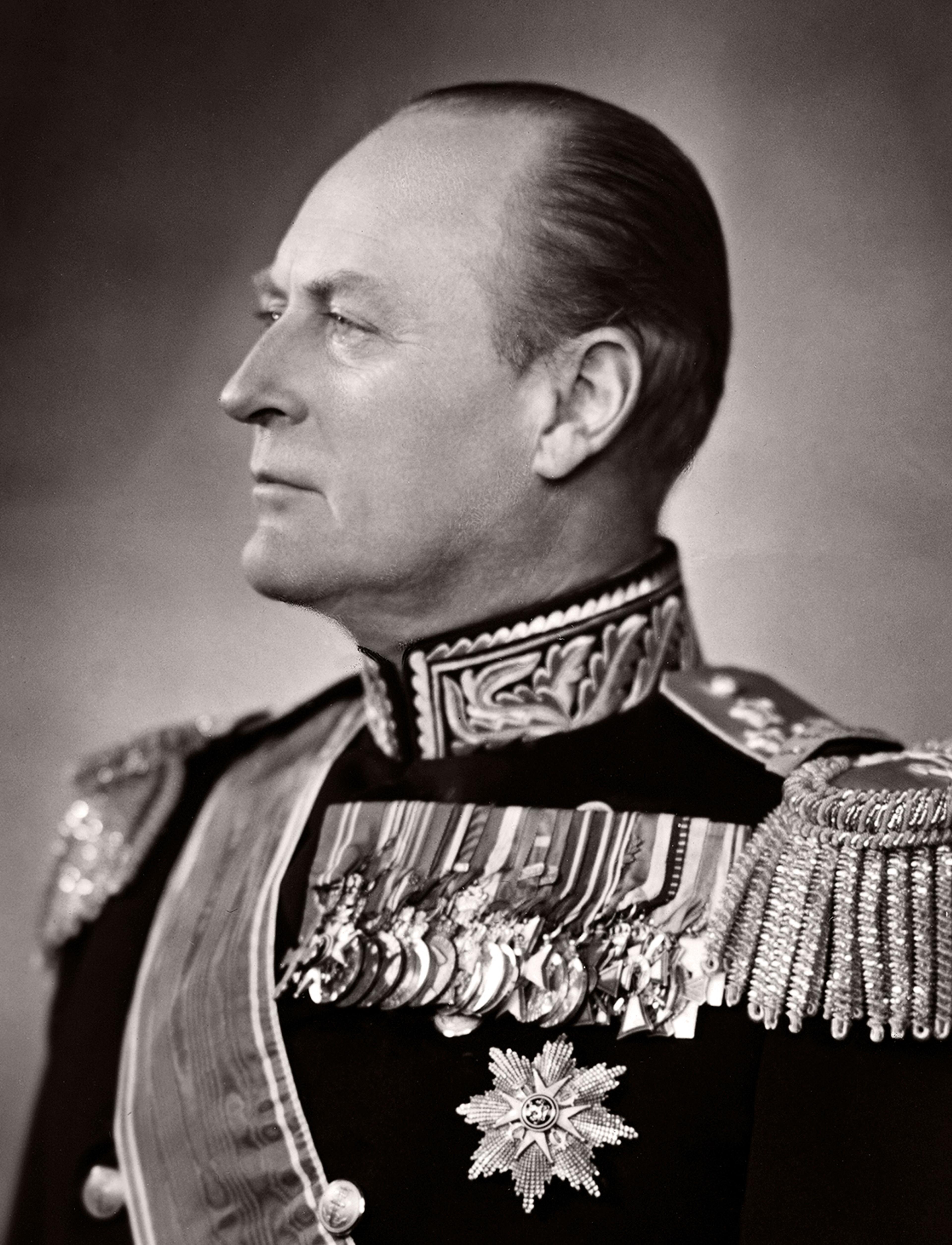 Portrett av Kong Olav i gallauniform.