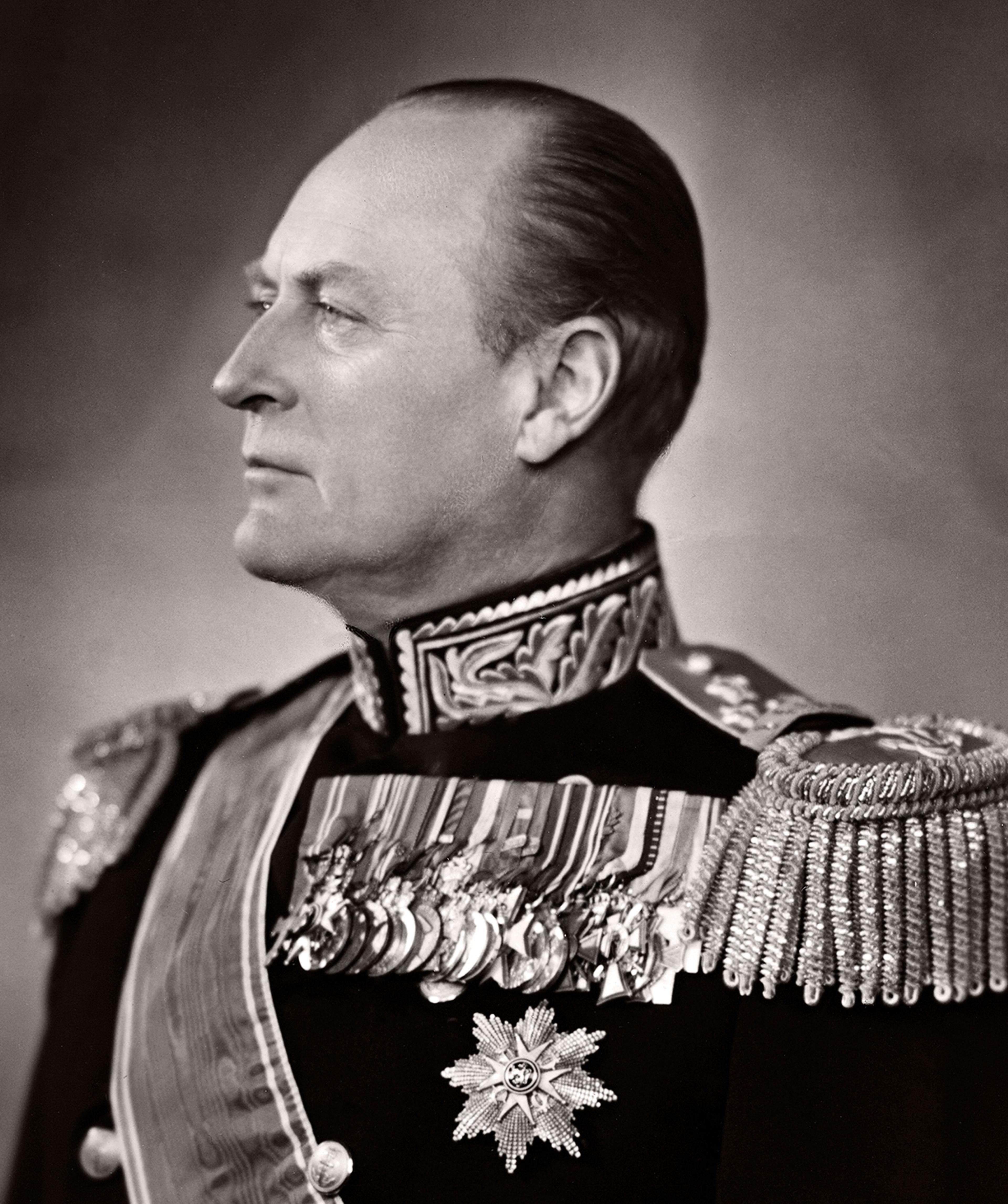 Portrett av Kong Olav i gallauniform.