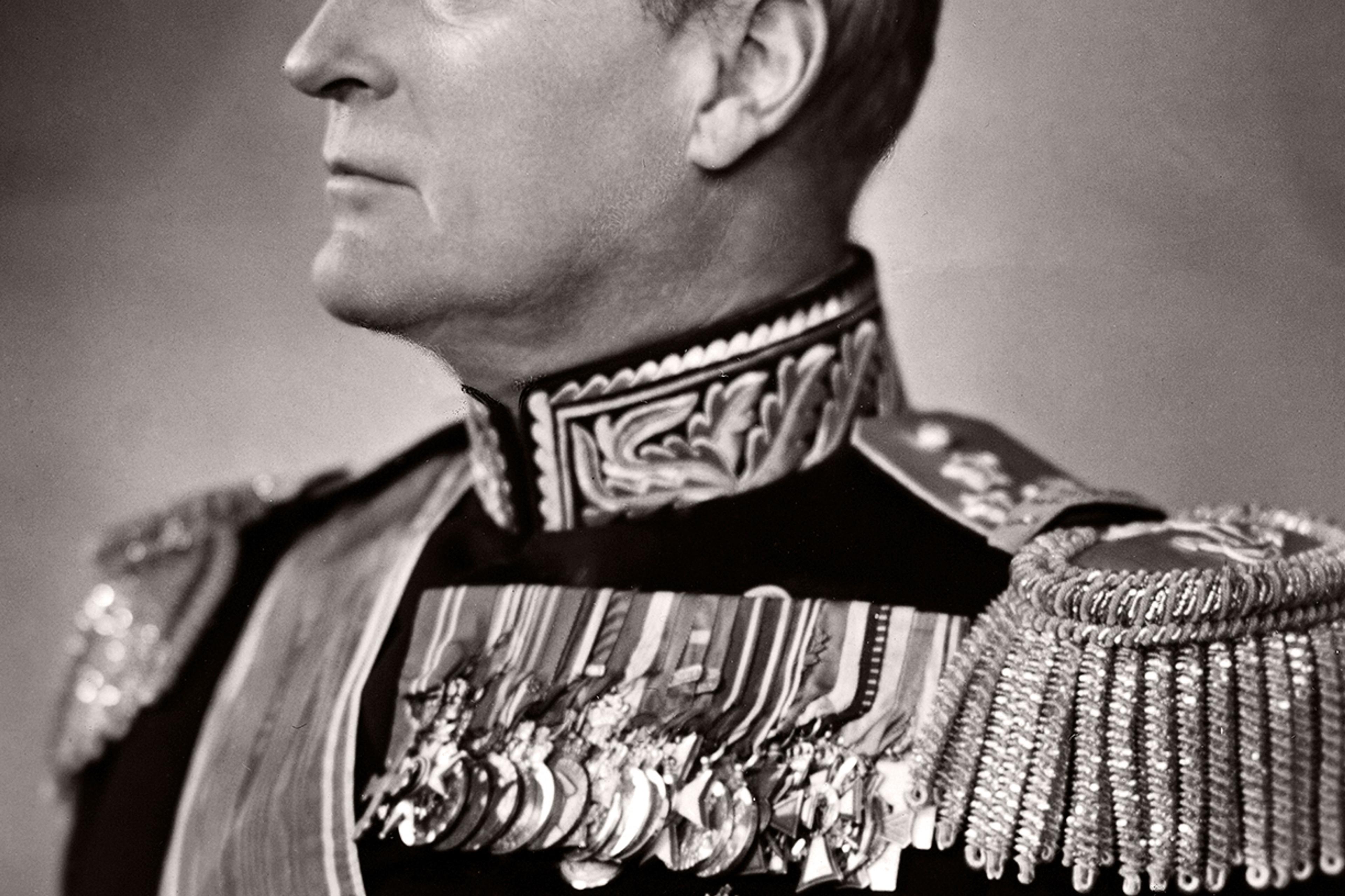 Portrait of King Olav in gala uniform.