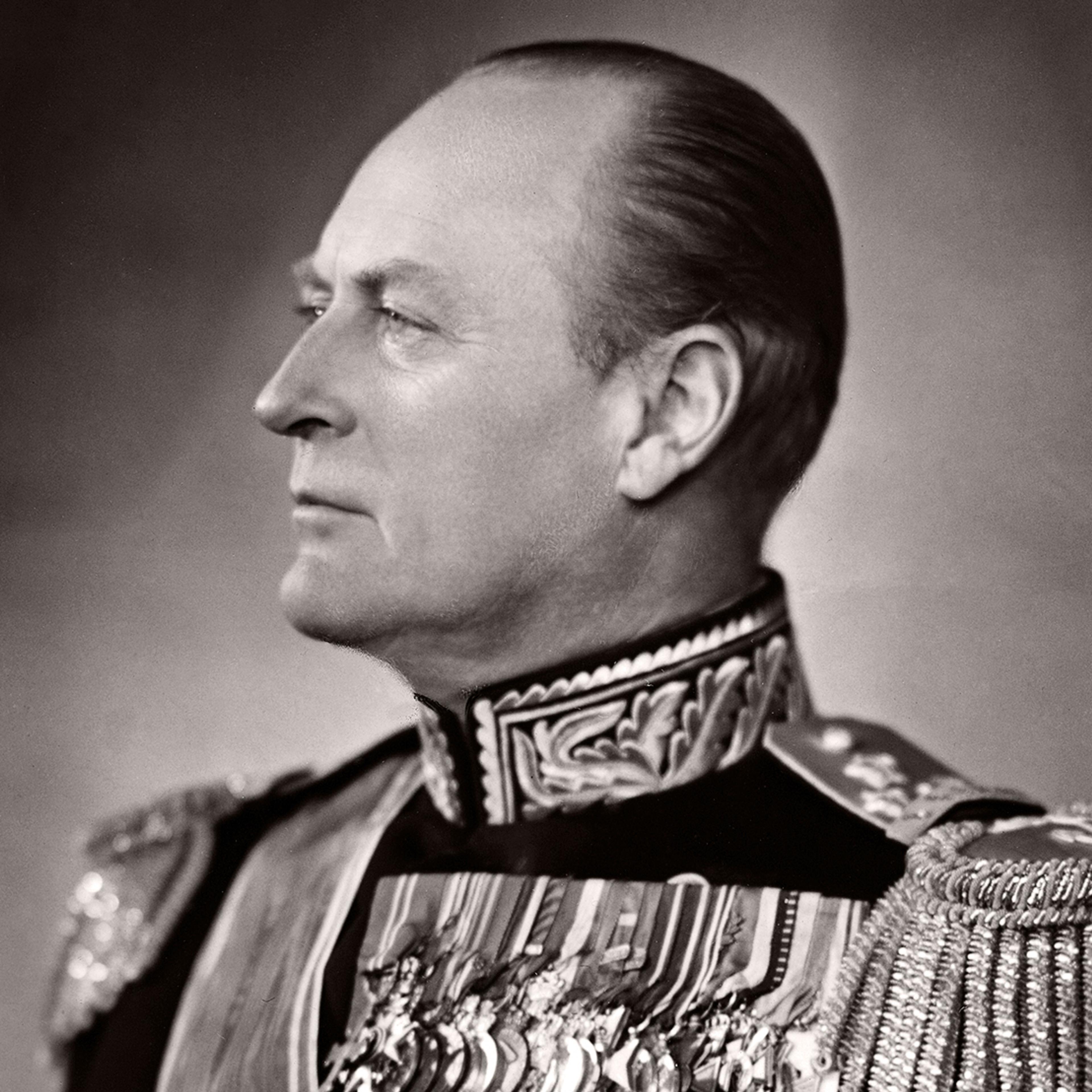 Portrett av Kong Olav i gallauniform.