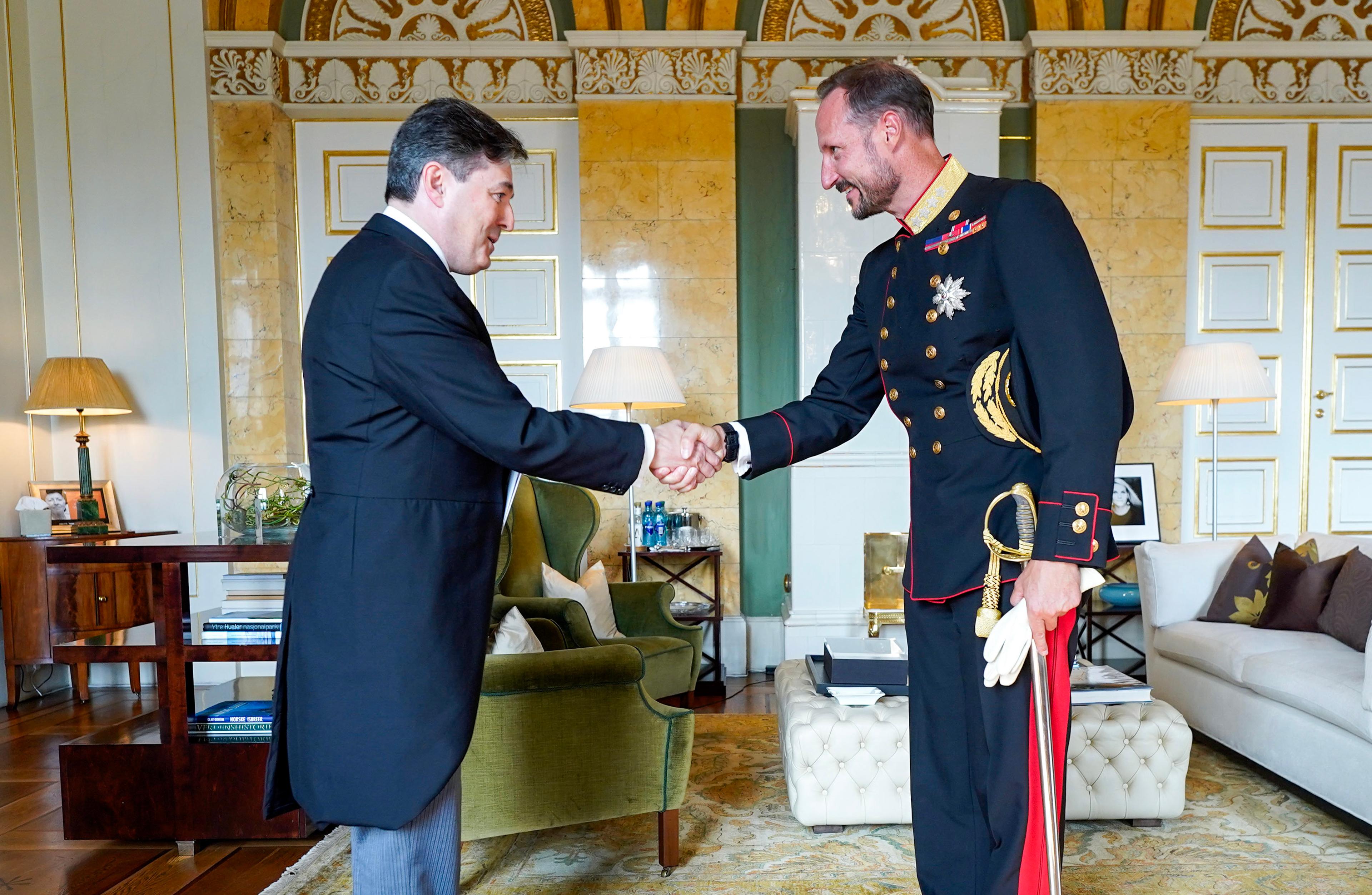 Kronprinsregenten i gallauniform håndhilser på ambassadøren på sitt kontor.