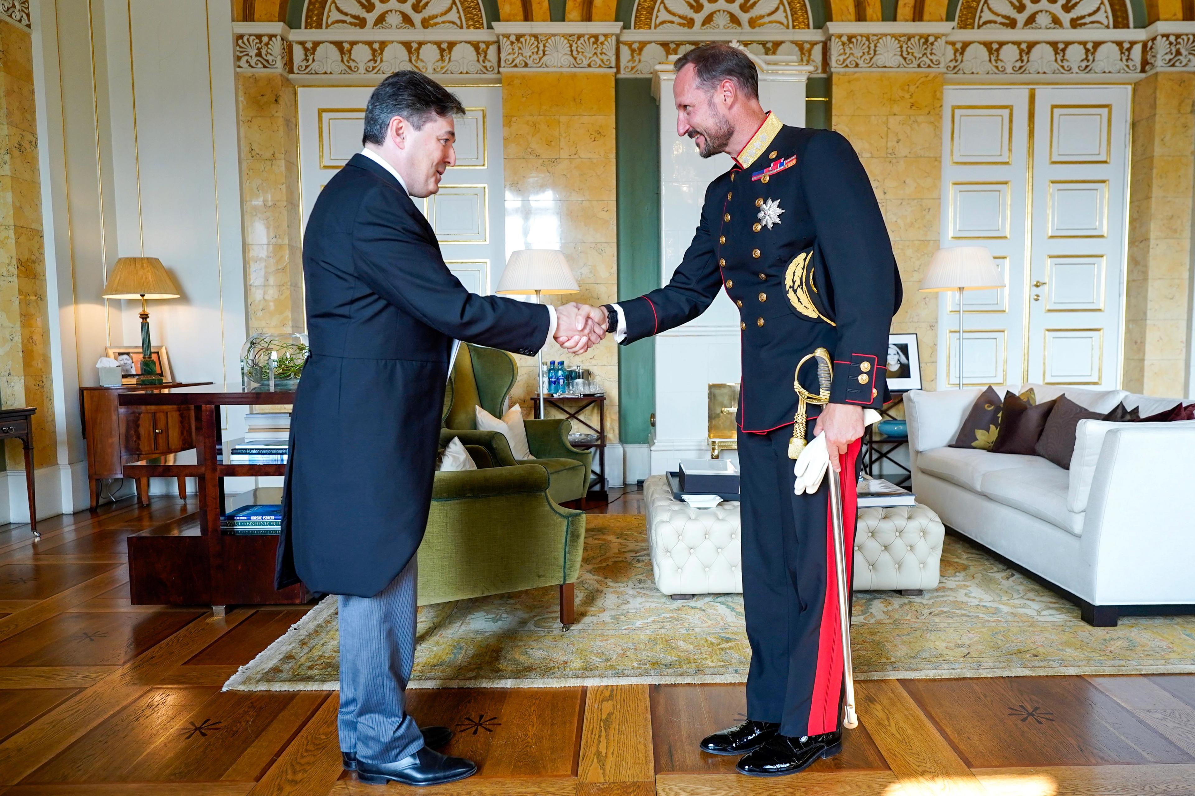Kronprinsen i gallauniform håndhilser på ambassadøren på sitt kontor.
