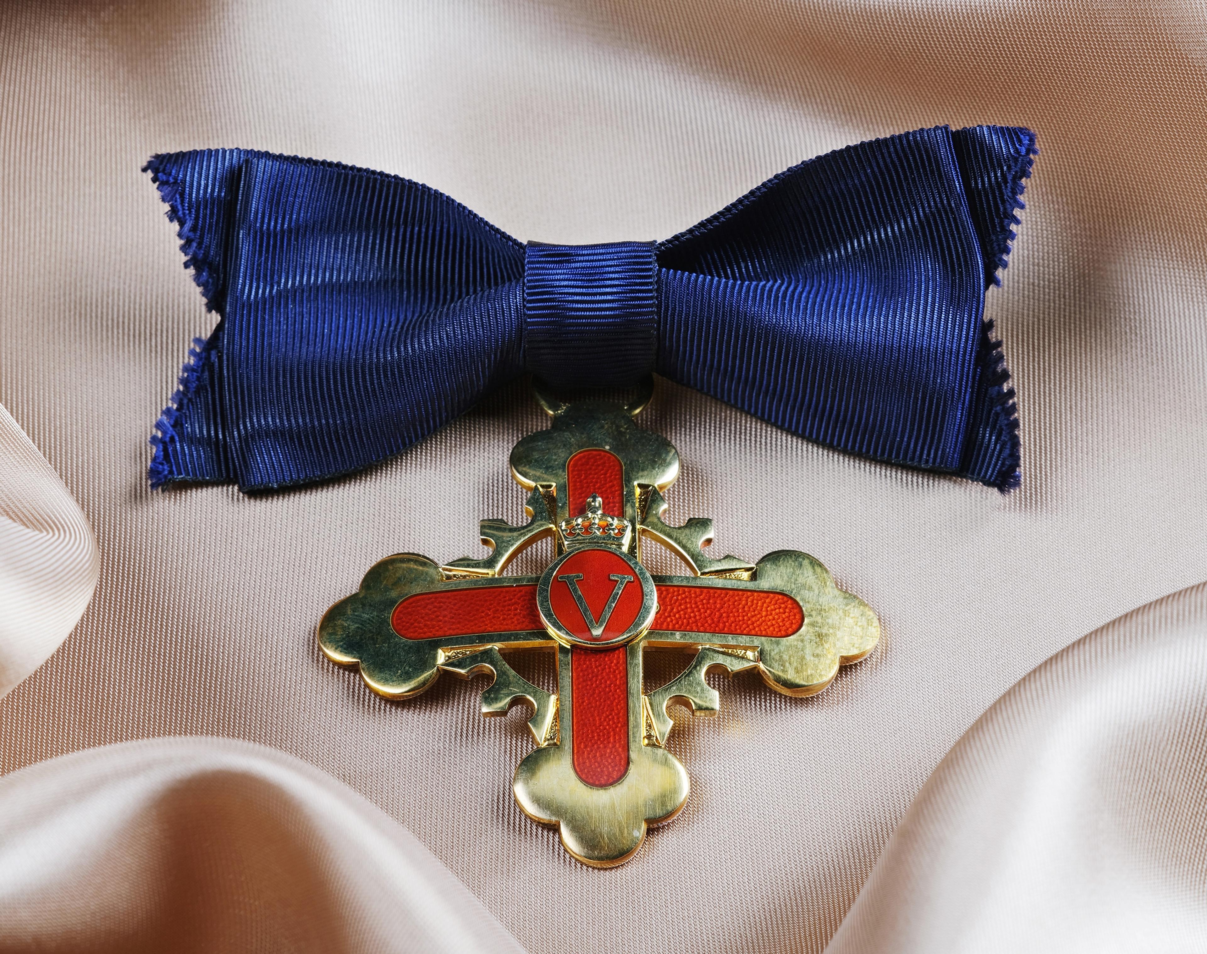 Fortjenstordenens ridderkors i blå sløyfe.