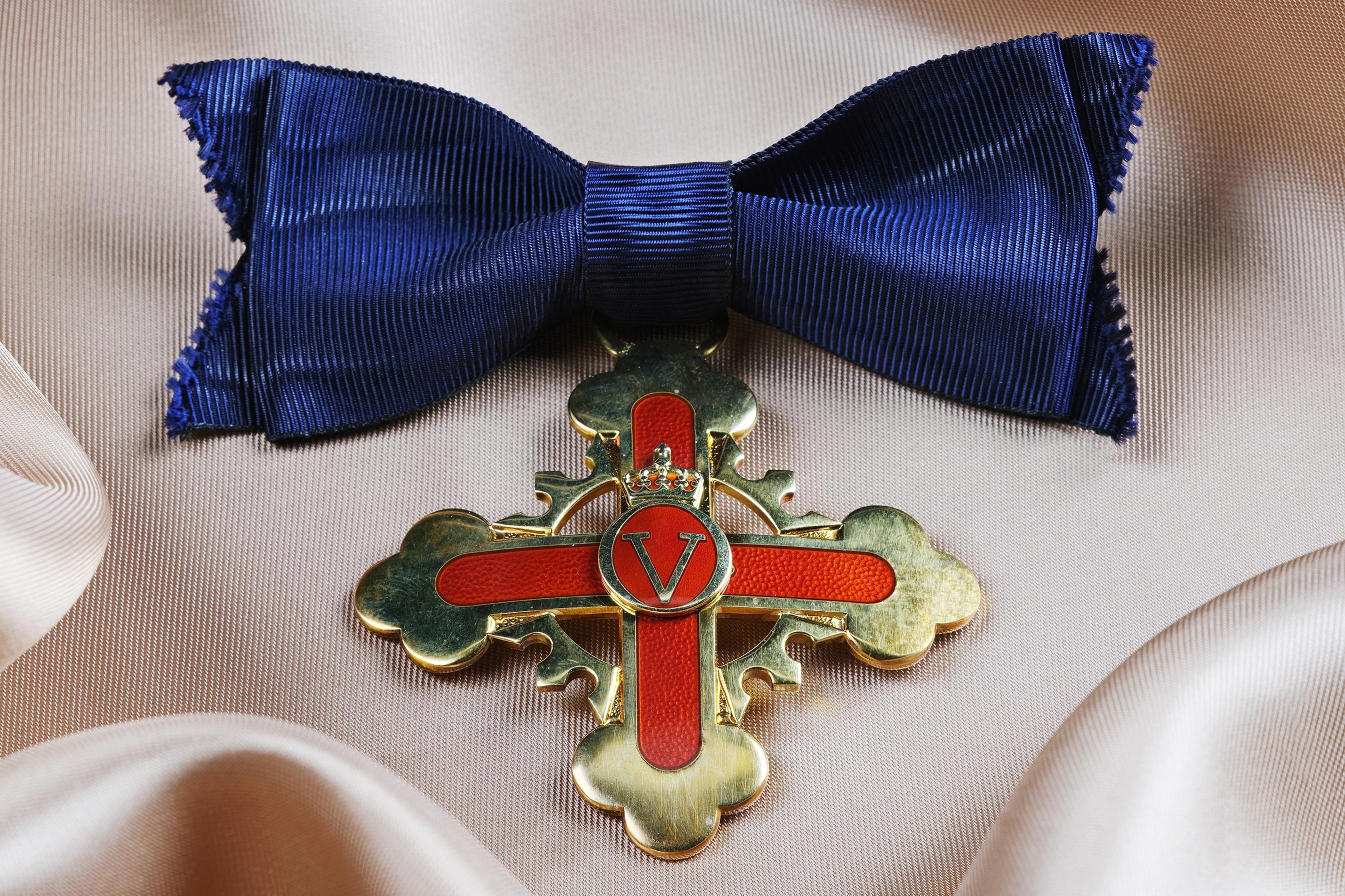 Fortjenstordenens ridderkors i blå sløyfe.