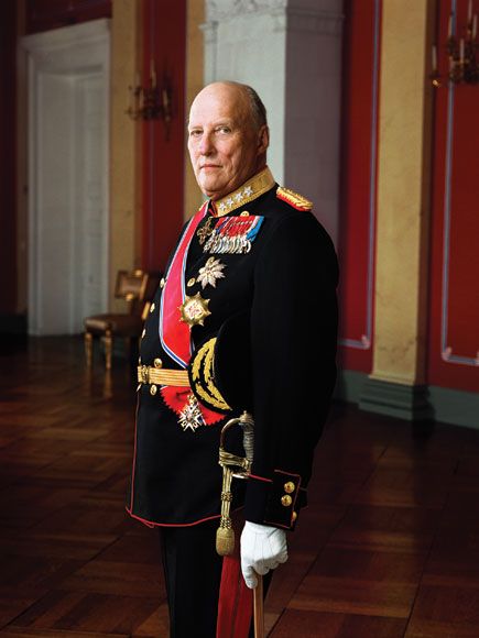 Portrett av Kong Harald i gallauniform med ordener og medaljer.