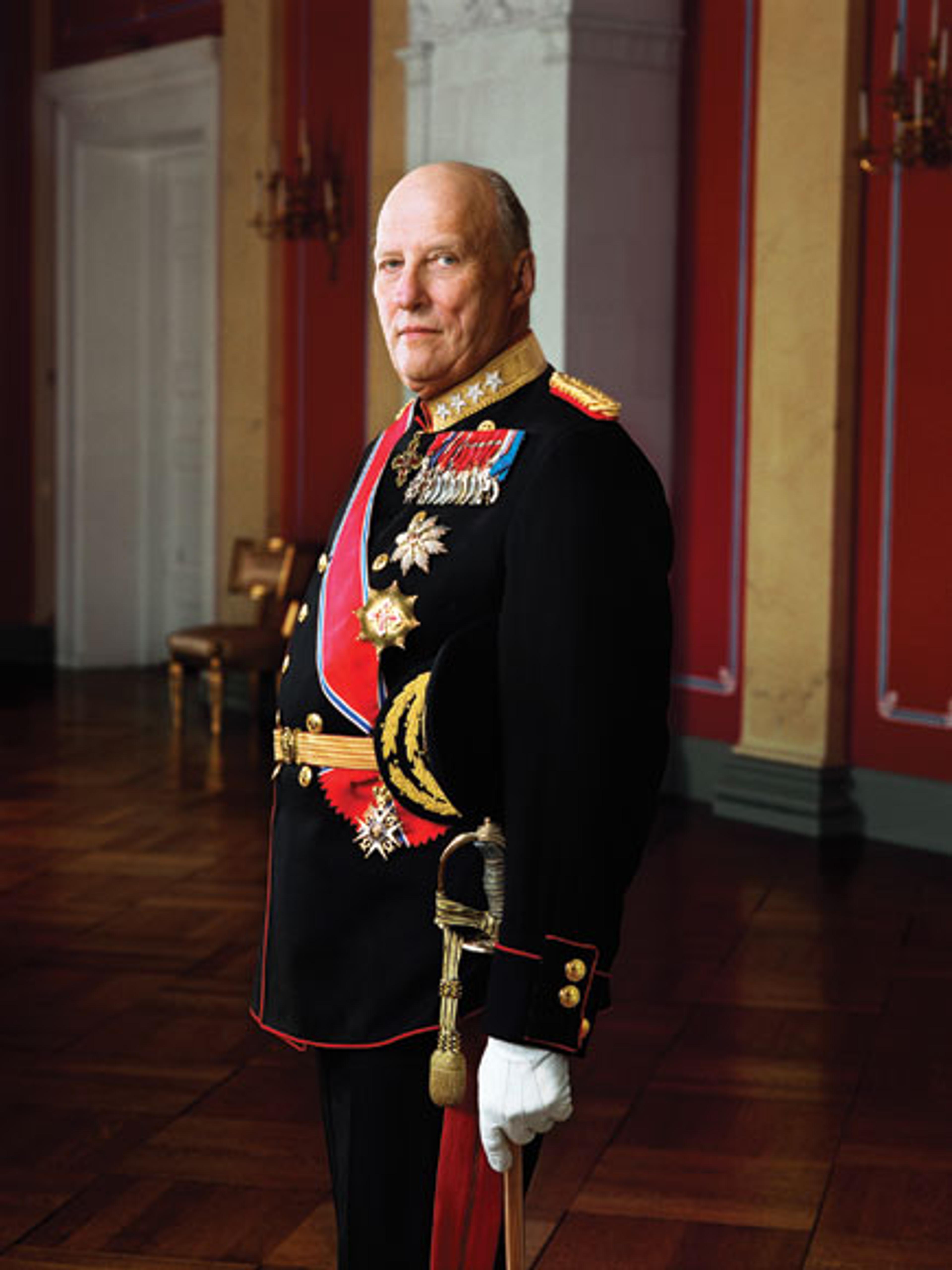 Portrett av Kong Harald i gallauniform med ordener og medaljer.