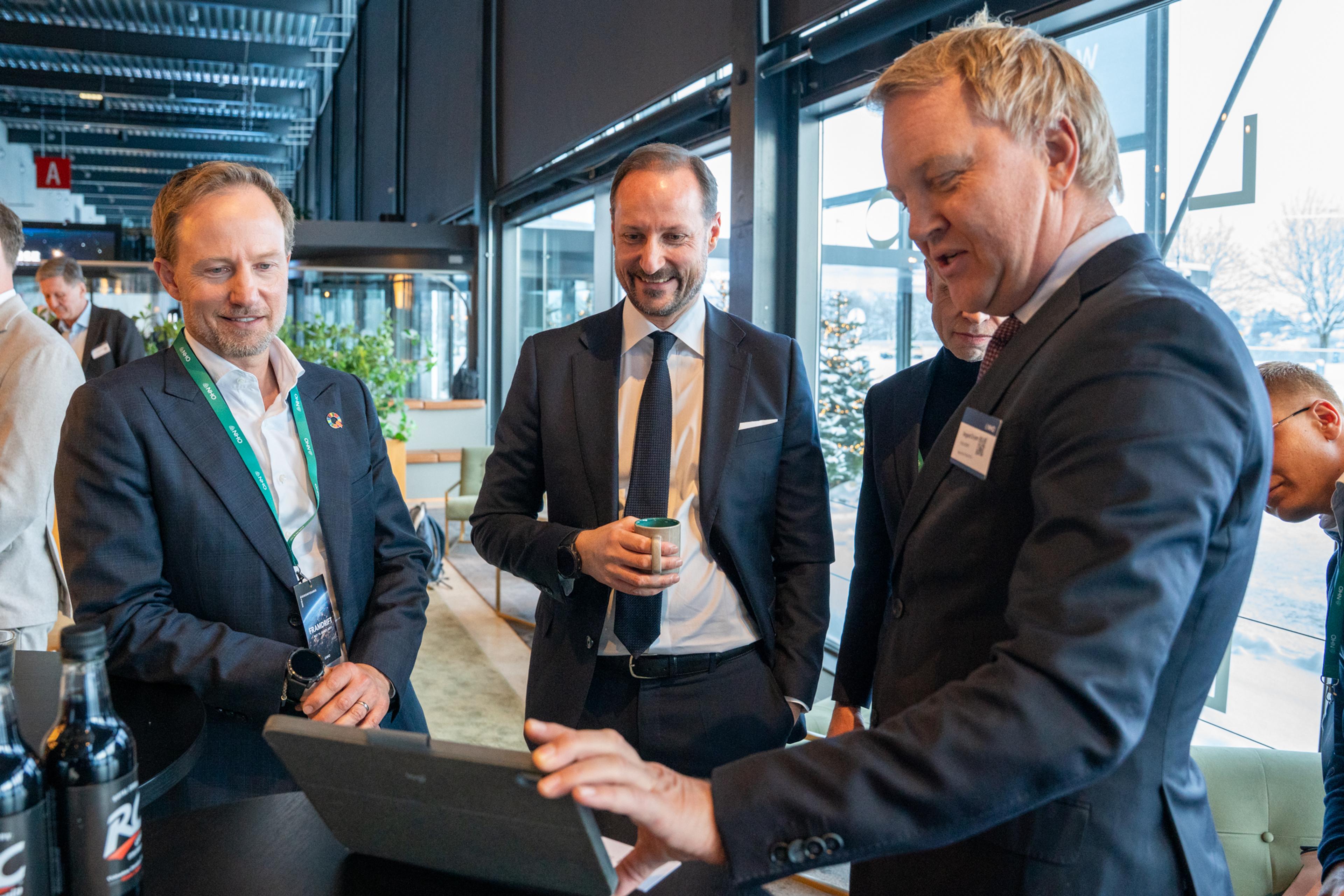 Kronprinsen i samtale med norske gründere.