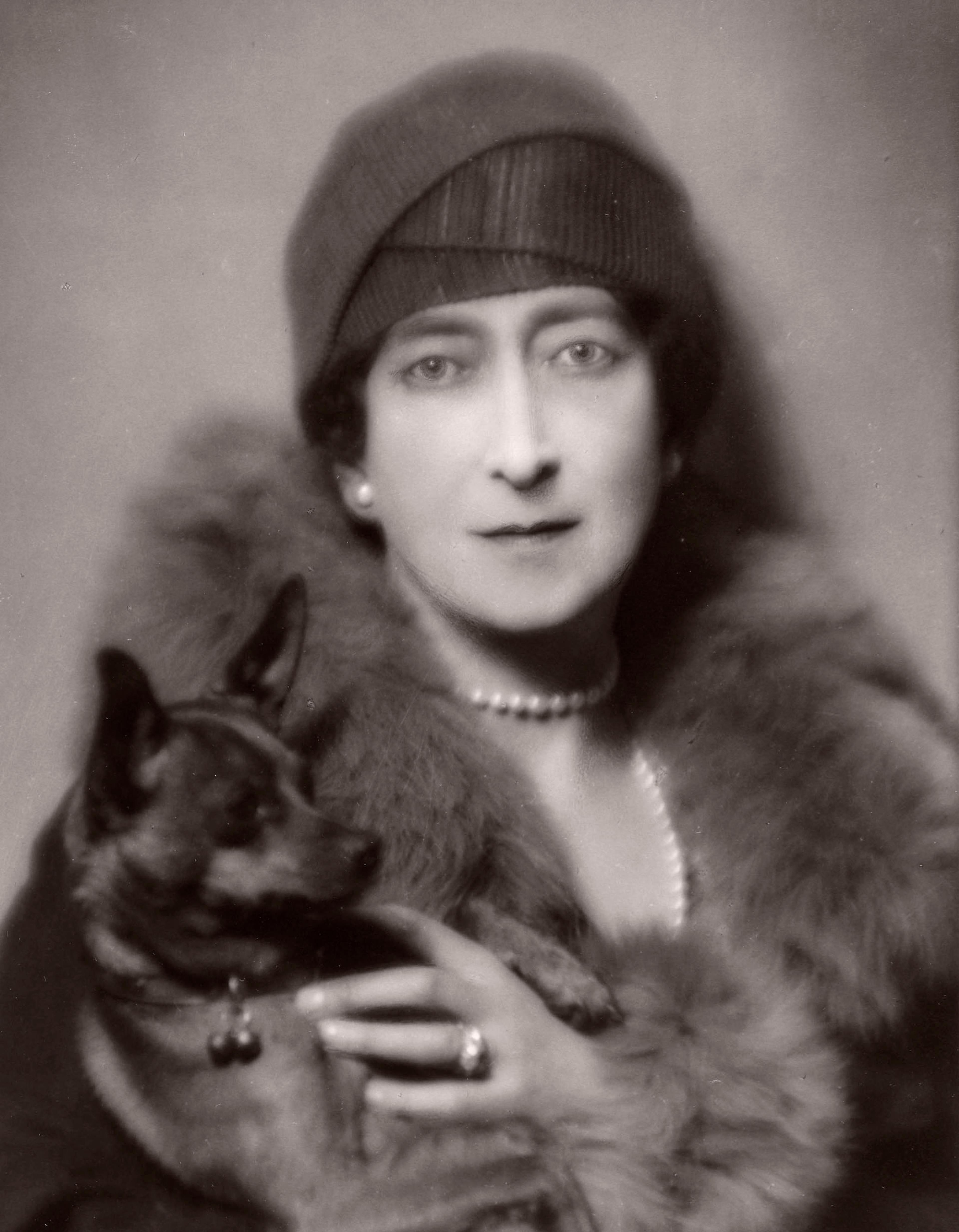 Portrett av dronningen med hund - en pincher.