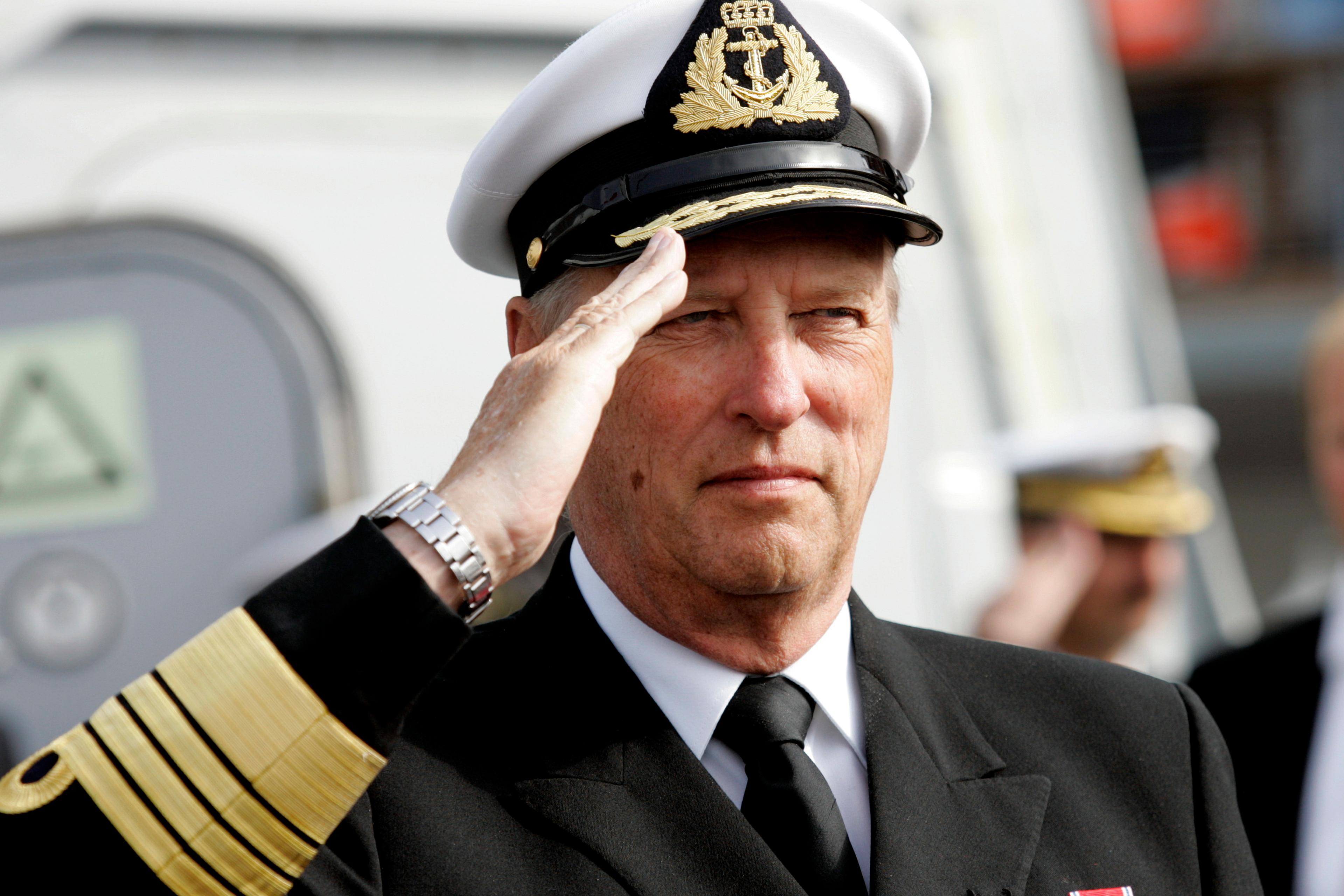 Kong Harald iført Sjøforsvarets uniform, hilser til lua.