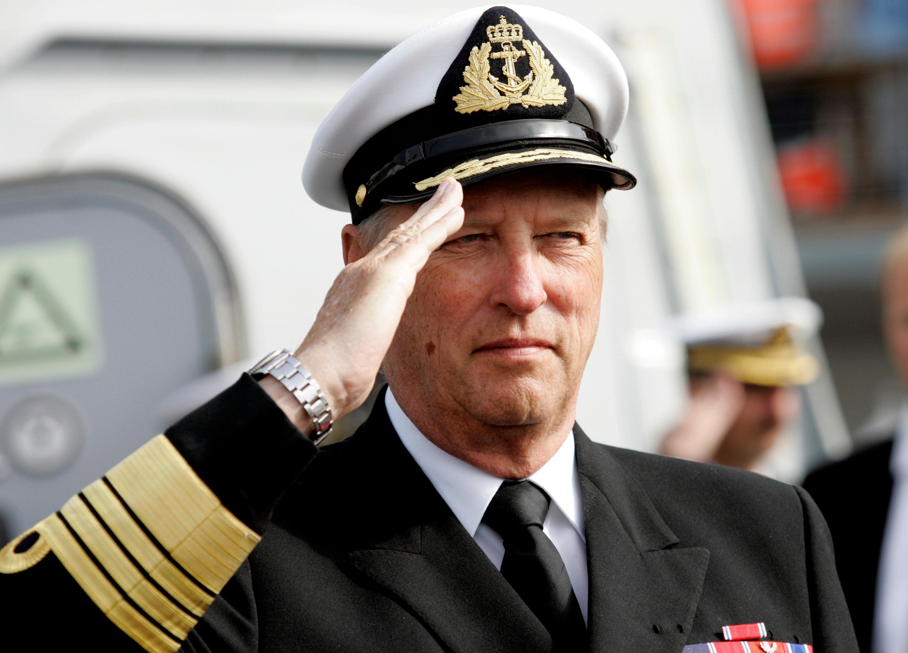 Kong Harald iført Sjøforsvarets uniform, hilser til lua.
