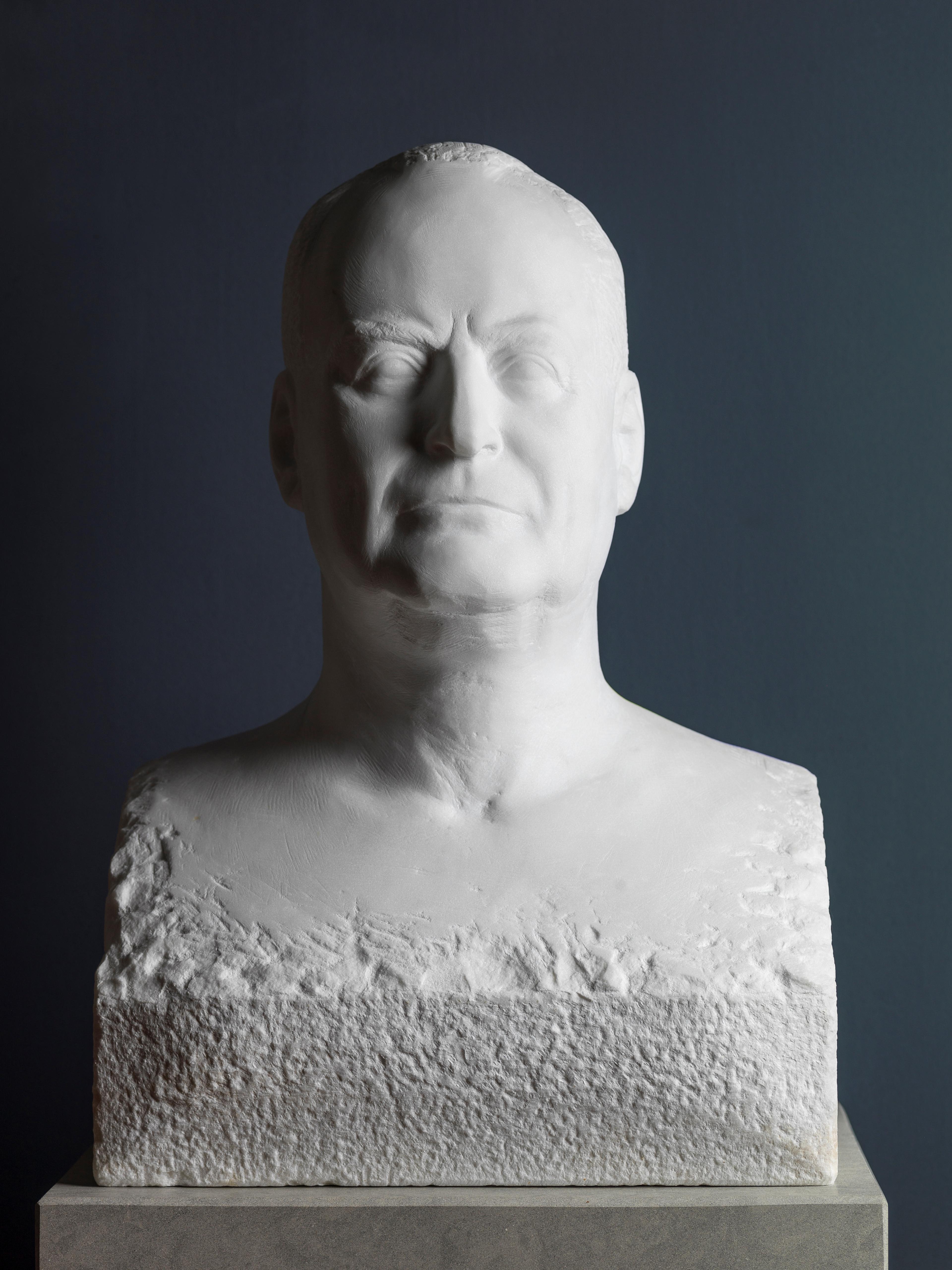 Byste av Kong Olav utført i hvit marmor.