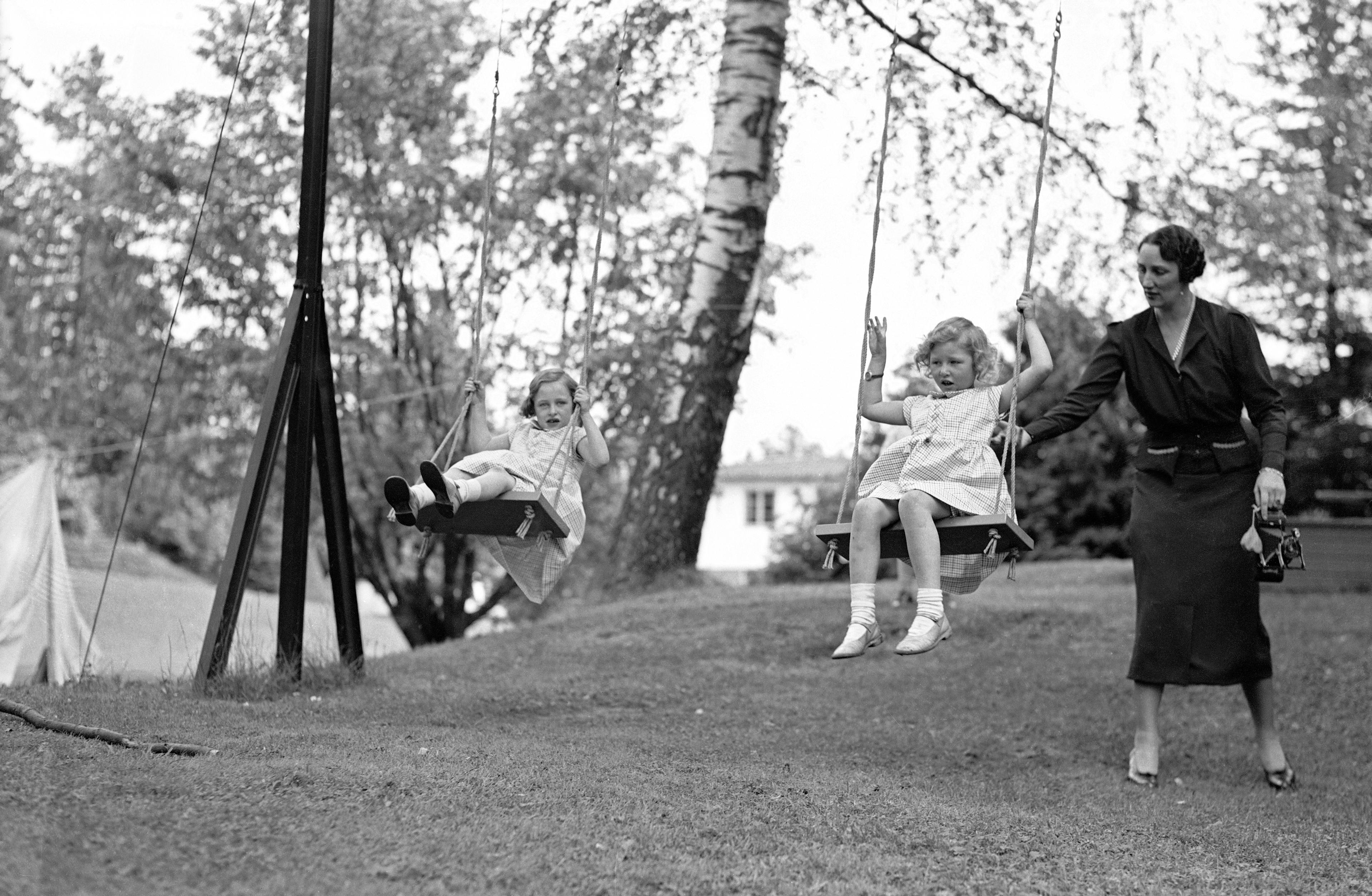 Her de to prinsessene i hver sin huske.