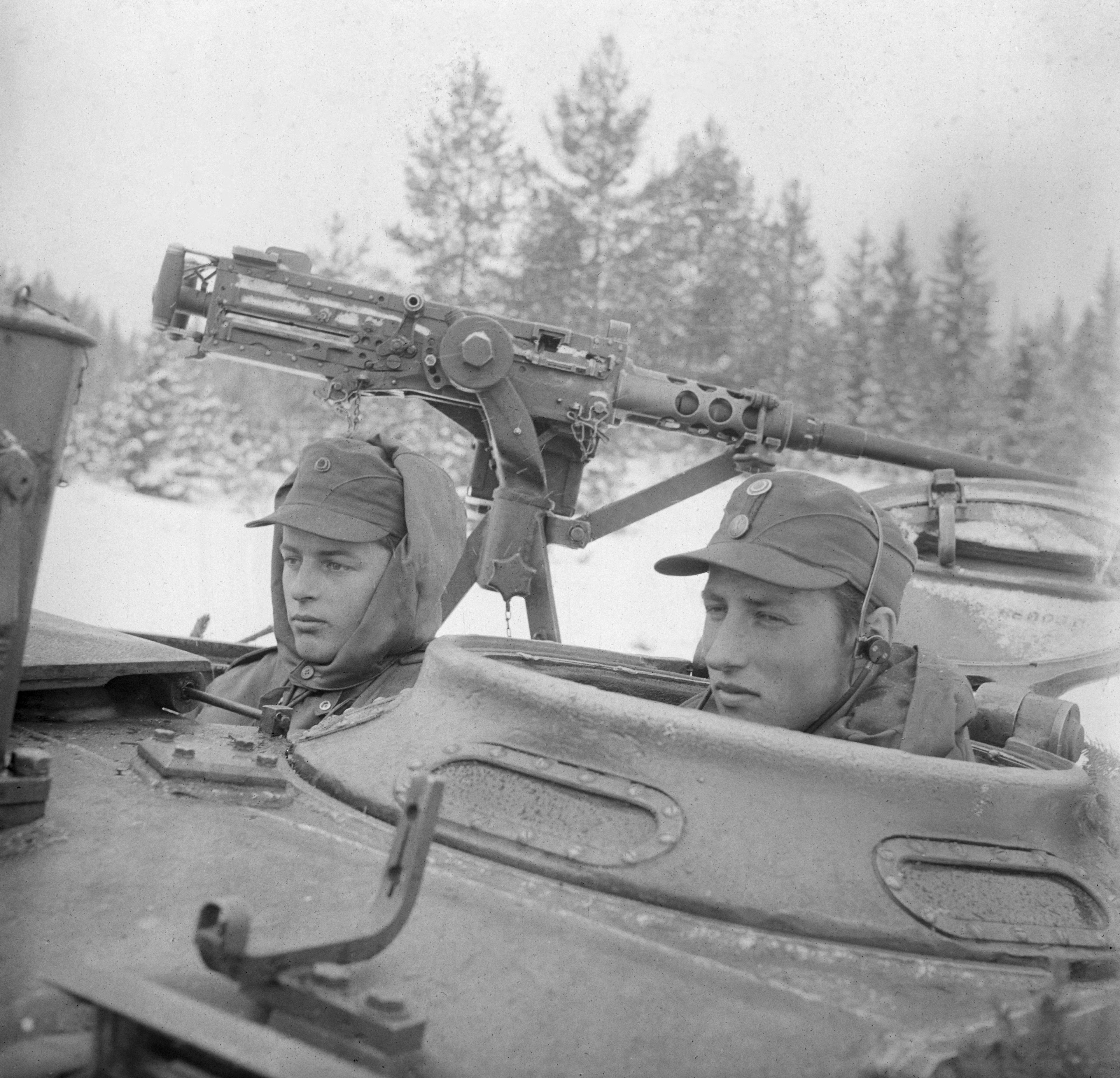 Prins Harald i luka på en stridsvogn med laderen ved sin side, dragon Sigurd Wisløff.